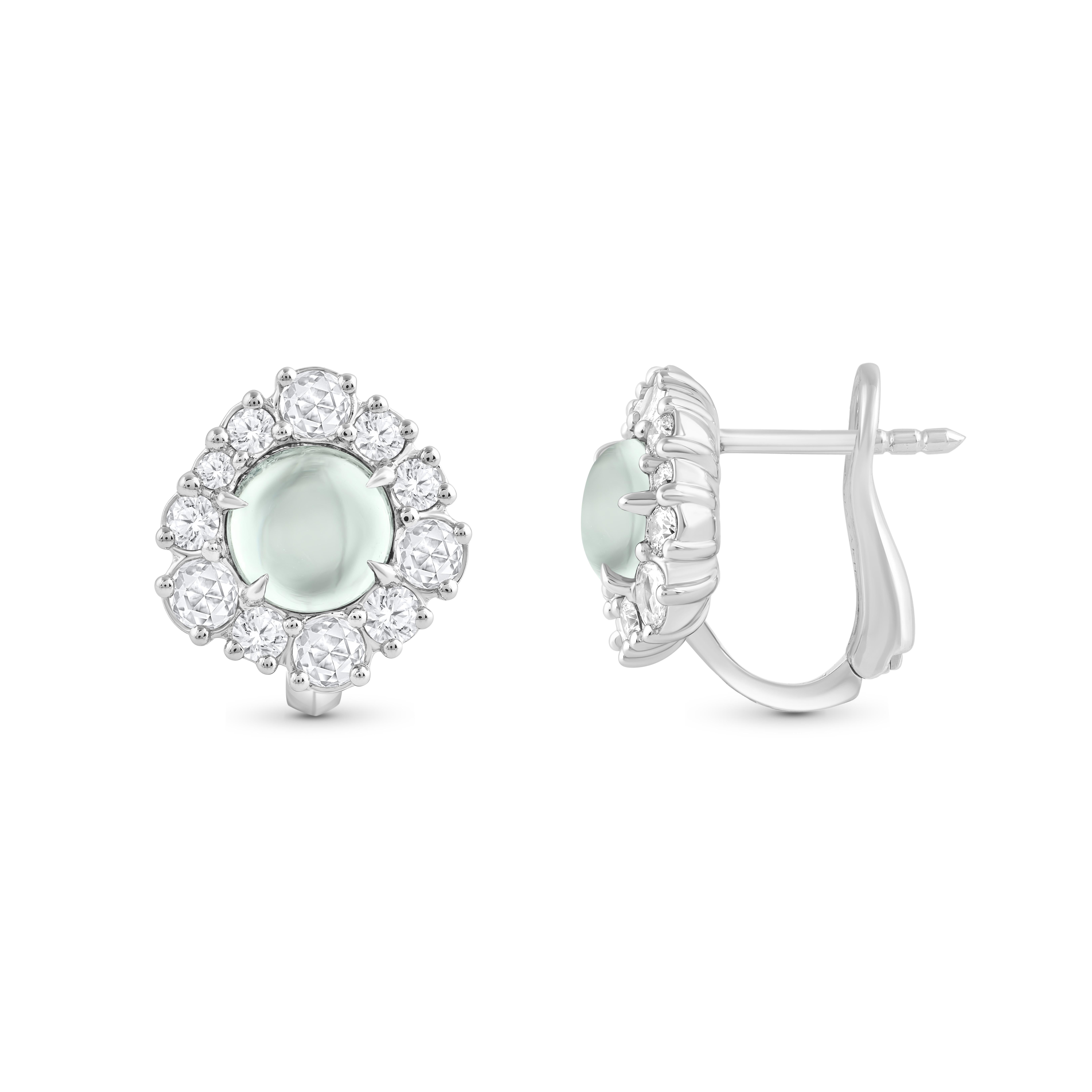 Inspirados en la ALEGRÍA de experimentar una cascada, estos exquisitos y elegantes pendientes de la Colección Cascade están salpicados de Turmalina Verde natural y diamantes talla brillante y talla rosa, que gotean delicadamente.

Elegantemente