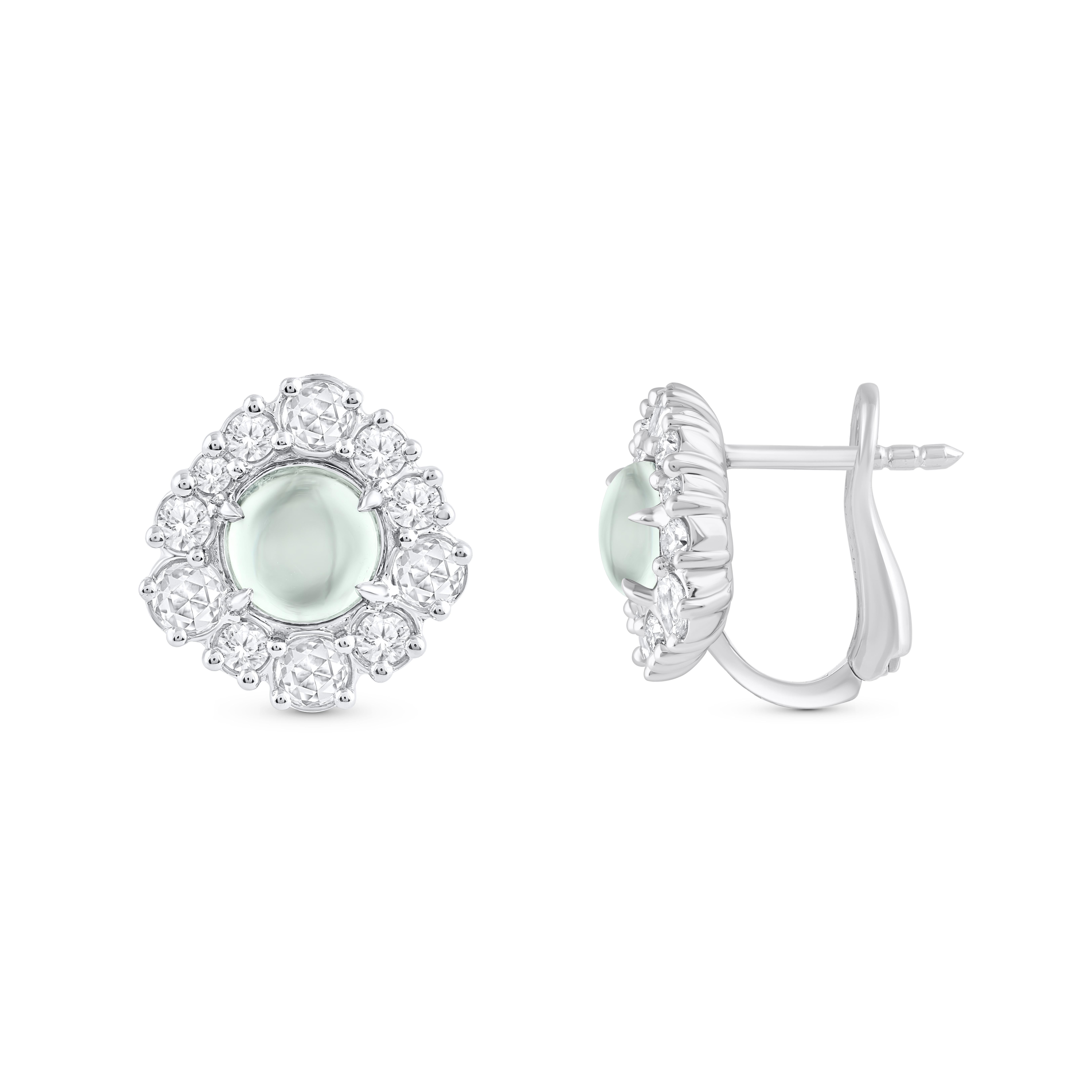 Inspirados en la ALEGRÍA de experimentar una cascada, estos exquisitos y elegantes pendientes de la Colección Cascade están salpicados de Turmalina Verde natural y diamantes talla brillante y talla rosa, que gotean delicadamente.

Elegantemente