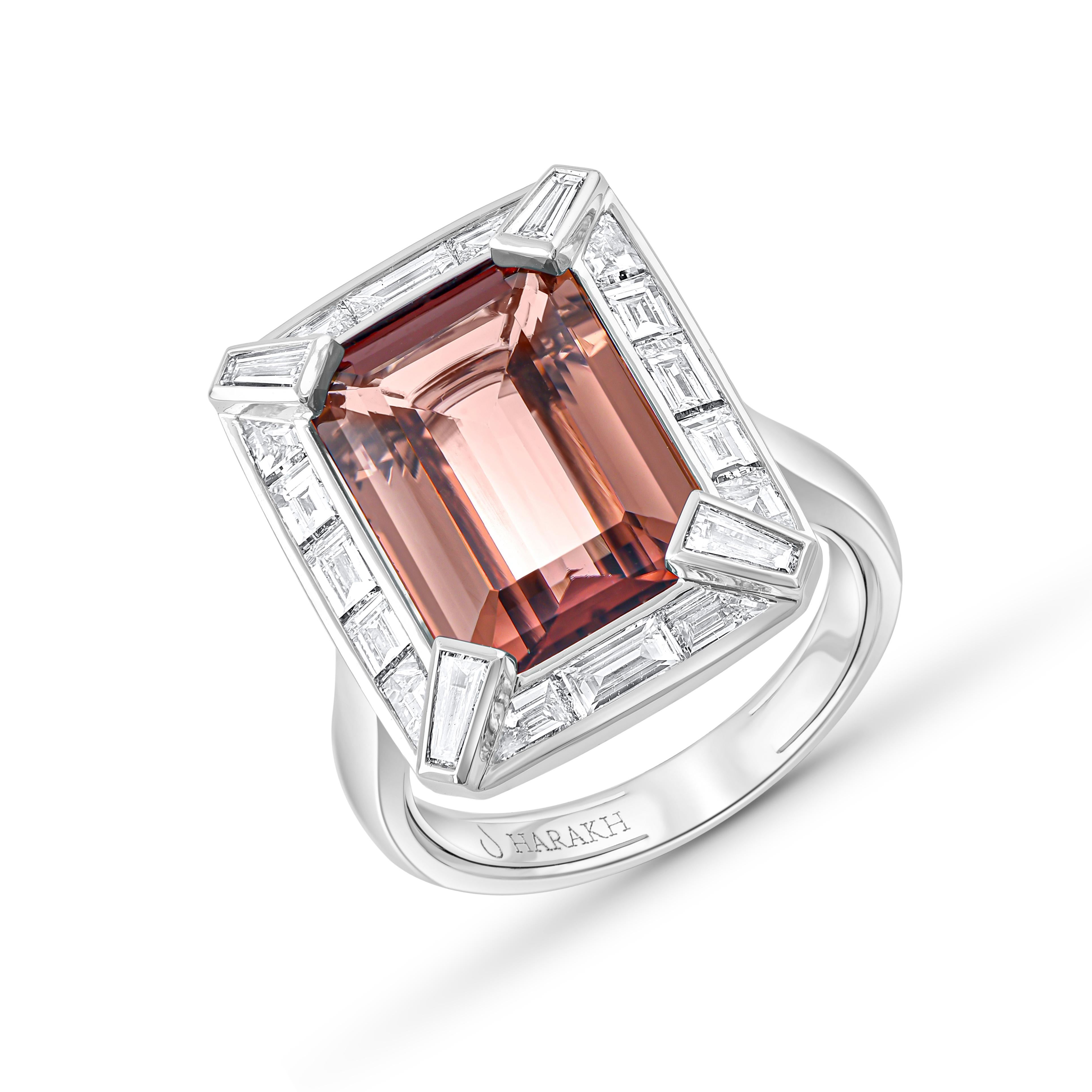 Inspiriert von der Reise der Sonnenstrahlen durch Raum und Zeit, um unsere Welt zu erhellen, ist dieser Ring mit farblosen natürlichen Baguette-Diamanten und natürlichem braunen Turmalin besetzt. Das aus 18 Karat Weißgold gefertigte Schmuckstück