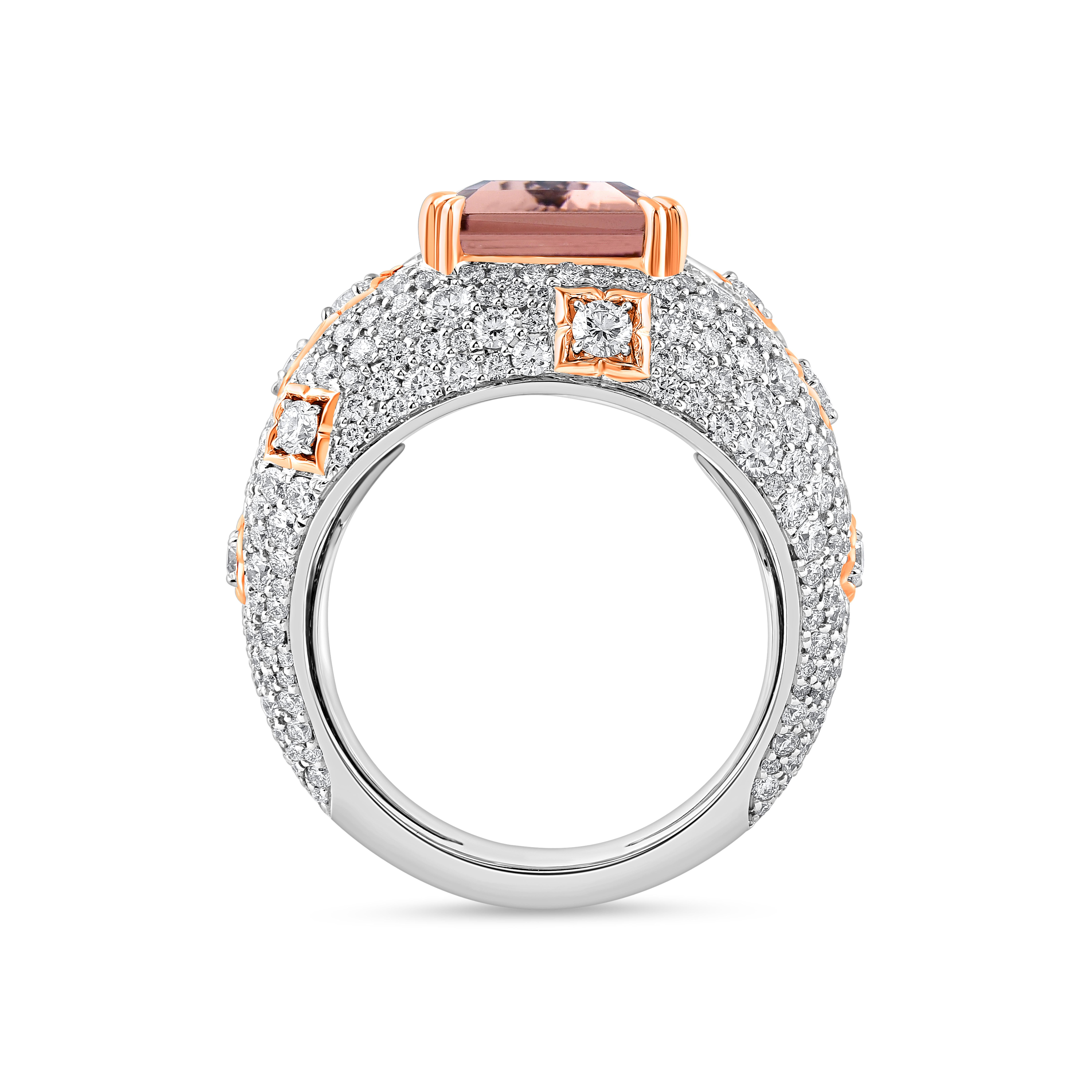 Inspiriert von heiligen Symbolen, die das Göttliche verkörpern, präsentiert dieser exquisite Ring aus unserer Mandala Collection einen fesselnden orangebraunen Turmalin, der durch 12 Diamanten im Baguetteschliff und 488 farblose Brillanten wunderbar