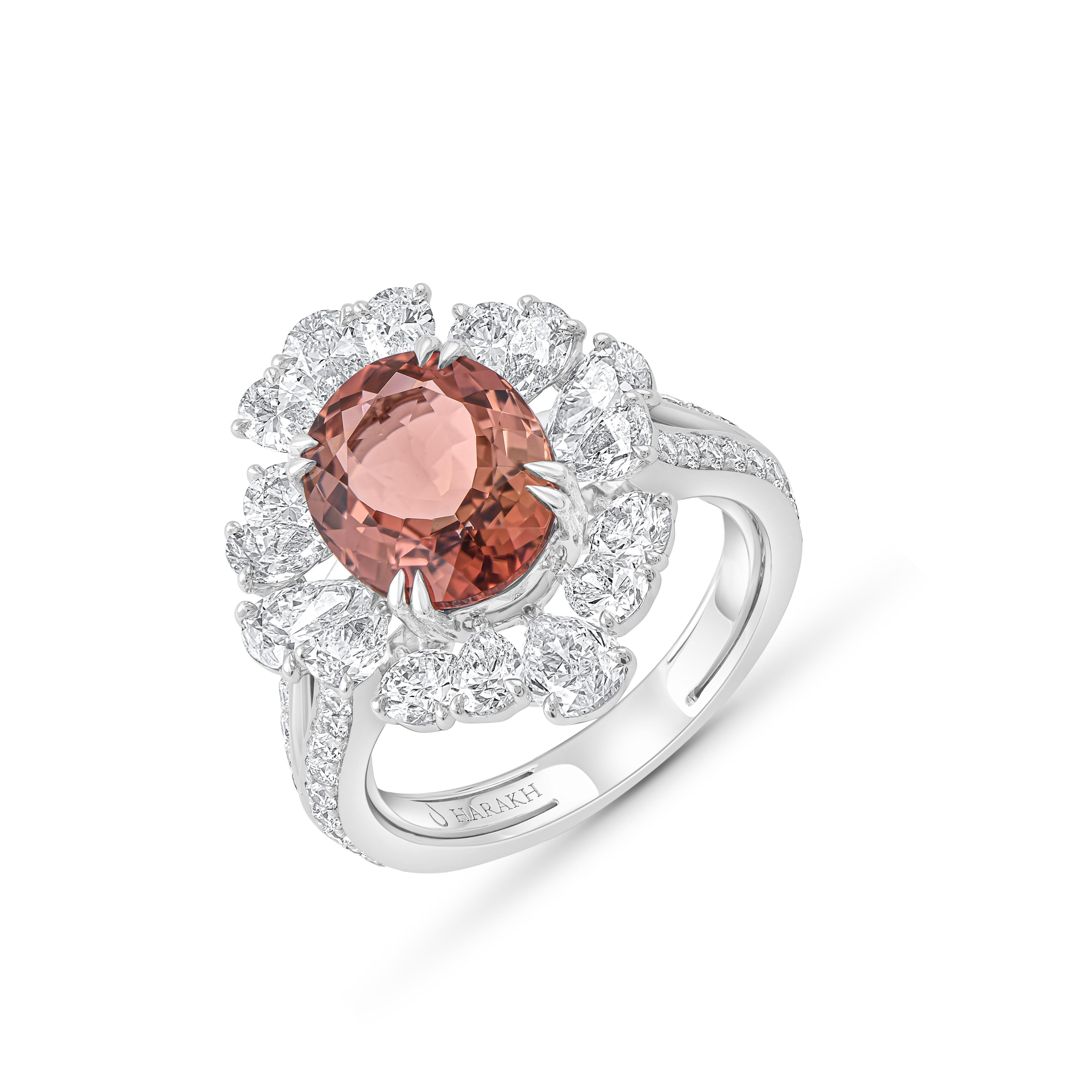 Inspirée par la magie de la danse lors d'une mousson longtemps attendue, cette bague exquise et élégante de la Collection Sally est ornée de 60 diamants ronds brillants, de 12 diamants brillants de taille poire et d'une tourmaline brune orangée qui