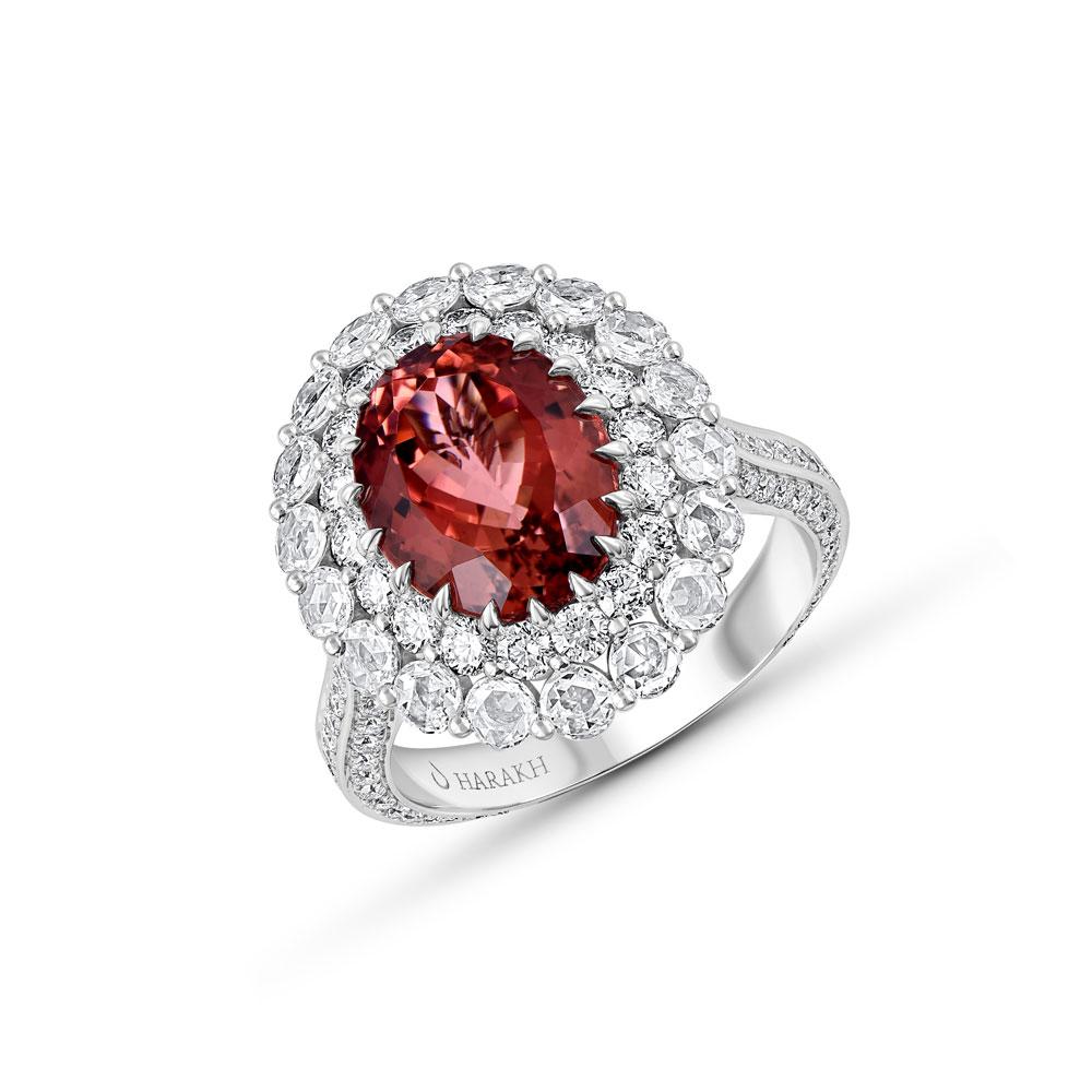 Inspirée par la JOIE de découvrir une cascade jaillissante, cette bague exquise et élégante de la Collection Cascade est sertie de tourmaline Padparadscha, de 180 diamants ronds de taille Brilliante et de 18 diamants ronds de taille Rose qui