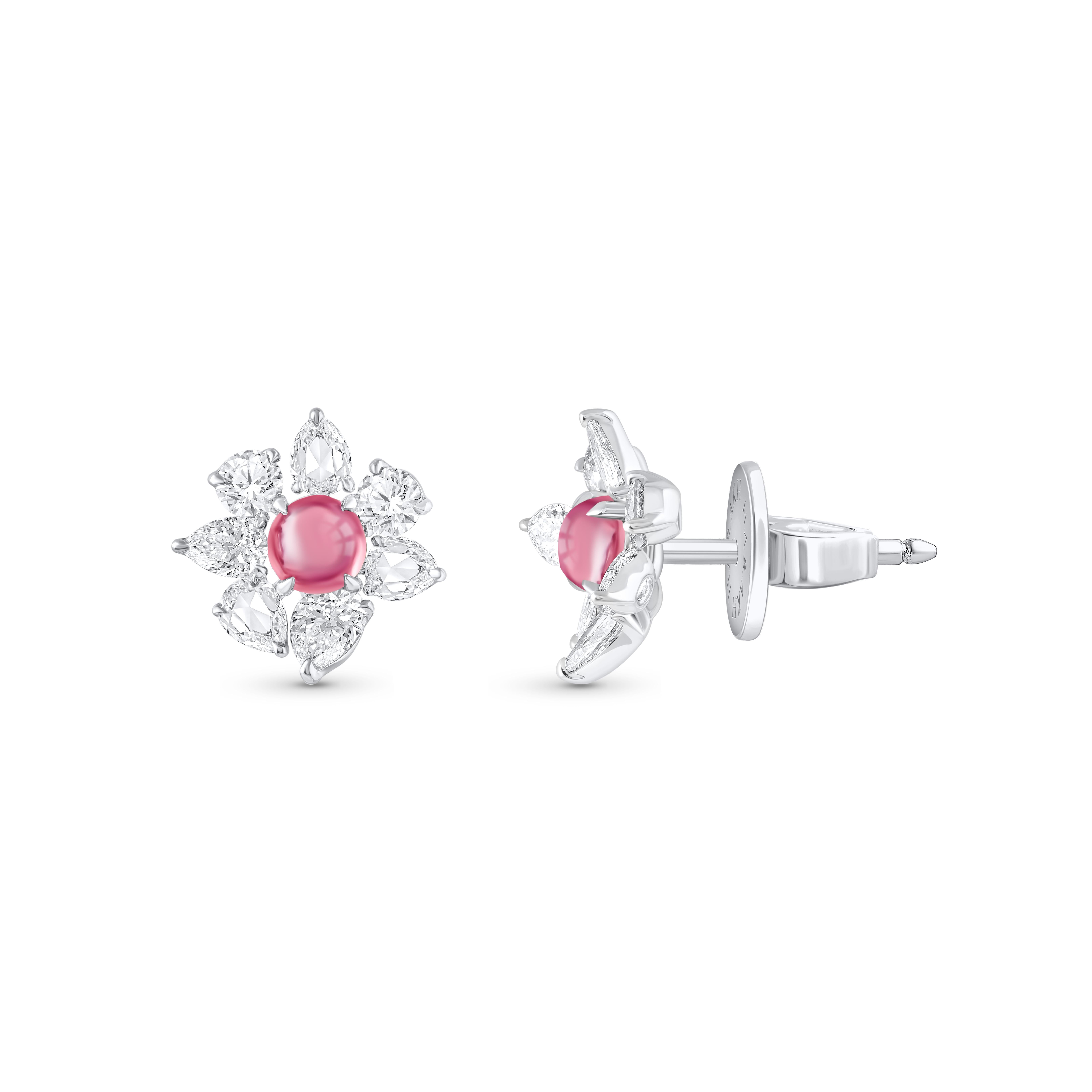 Inspirados en la ALEGRÍA de experimentar una cascada, estos exquisitos y elegantes pendientes de la Colección Cascade están salpicados de turmalina rosa natural y diamantes talla brillante y talla rosa, que gotean delicadamente. 

Elaborados en oro