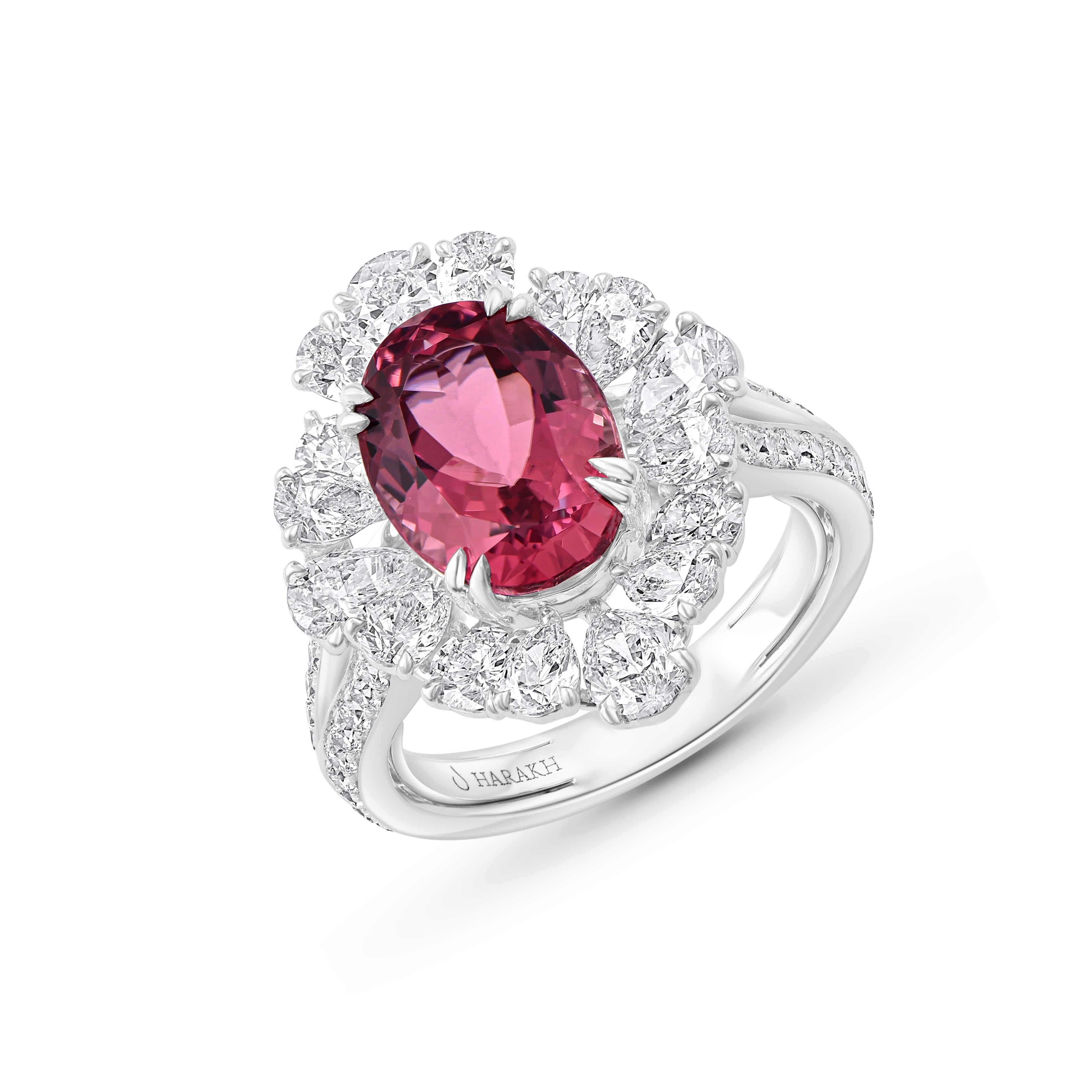 Inspirado en la magia de bailar en un monzón largamente esperado, este exquisito y elegante anillo de la Colección Gota de Lluvia está salpicado de Turmalina Rosa natural y diamantes talla Brillante y talla Rosa, que gotean delicadamente.
