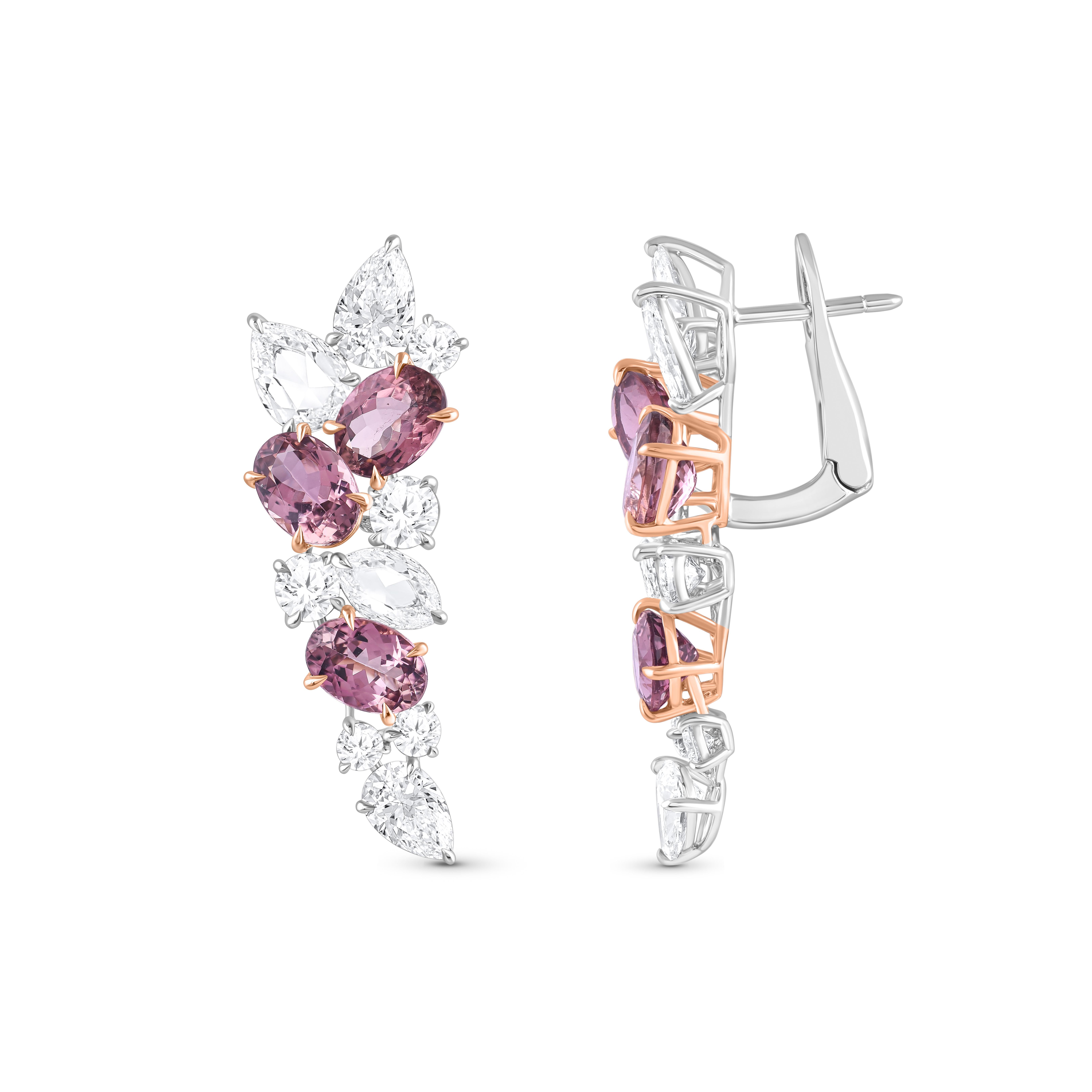 Inspirado en la ALEGRÍA de experimentar una cascada de agua a borbotones, este pendiente de aro de diamantes está tachonado con una hermosa mezcla de turmalina natural rosácea y diamantes talla brillante y rosa que gotean delicadamente.

¡Este