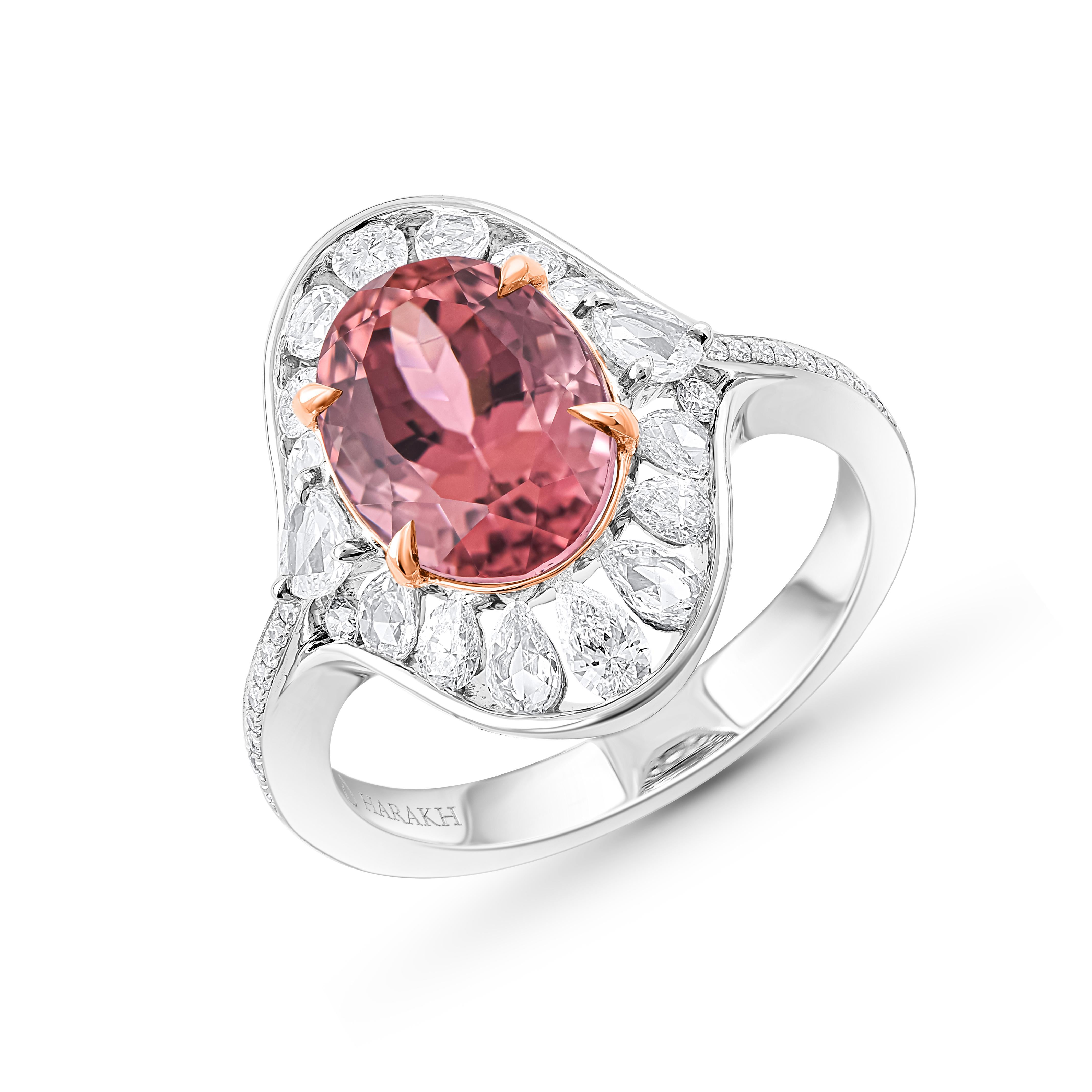 Ispirato alla gioia di vivere una cascata, questo anello con diamante a grappolo è tempestato da un bellissimo mix di tormalina rosa-violacea naturale e diamanti taglio brillante e rosa che gocciolano delicatamente.

Questo anello è perfetto per
