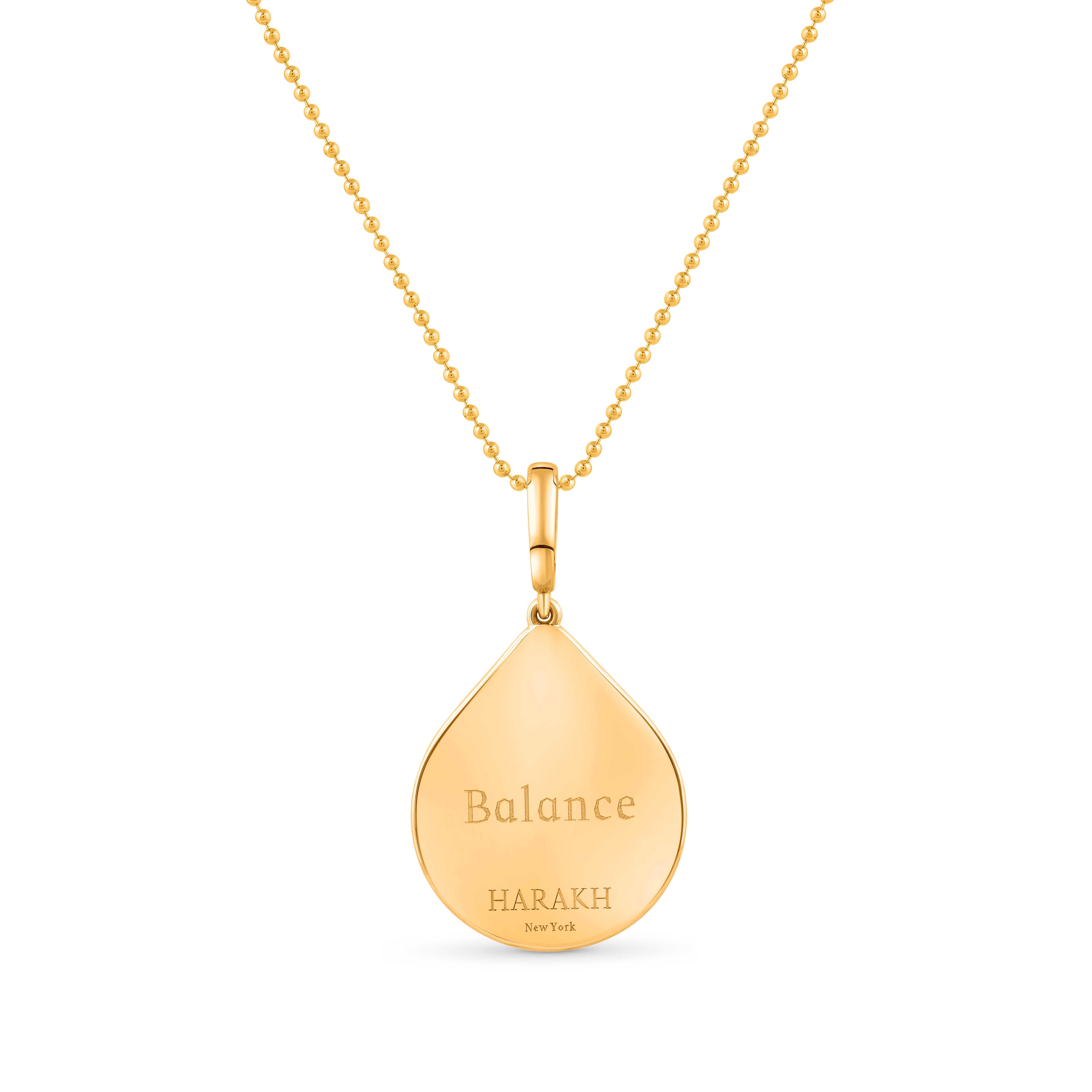 Issu de la Collection Drops of JOY, le nœud, l'un des huit signes porte-bonheur, se caractérise par des nœuds entrelacés qui invitent à l'ÉQUILIBRE.

Ce pendentif est orné d'un diamant de taille brillant. Fabriqué en or jaune 18KT. Le poids total