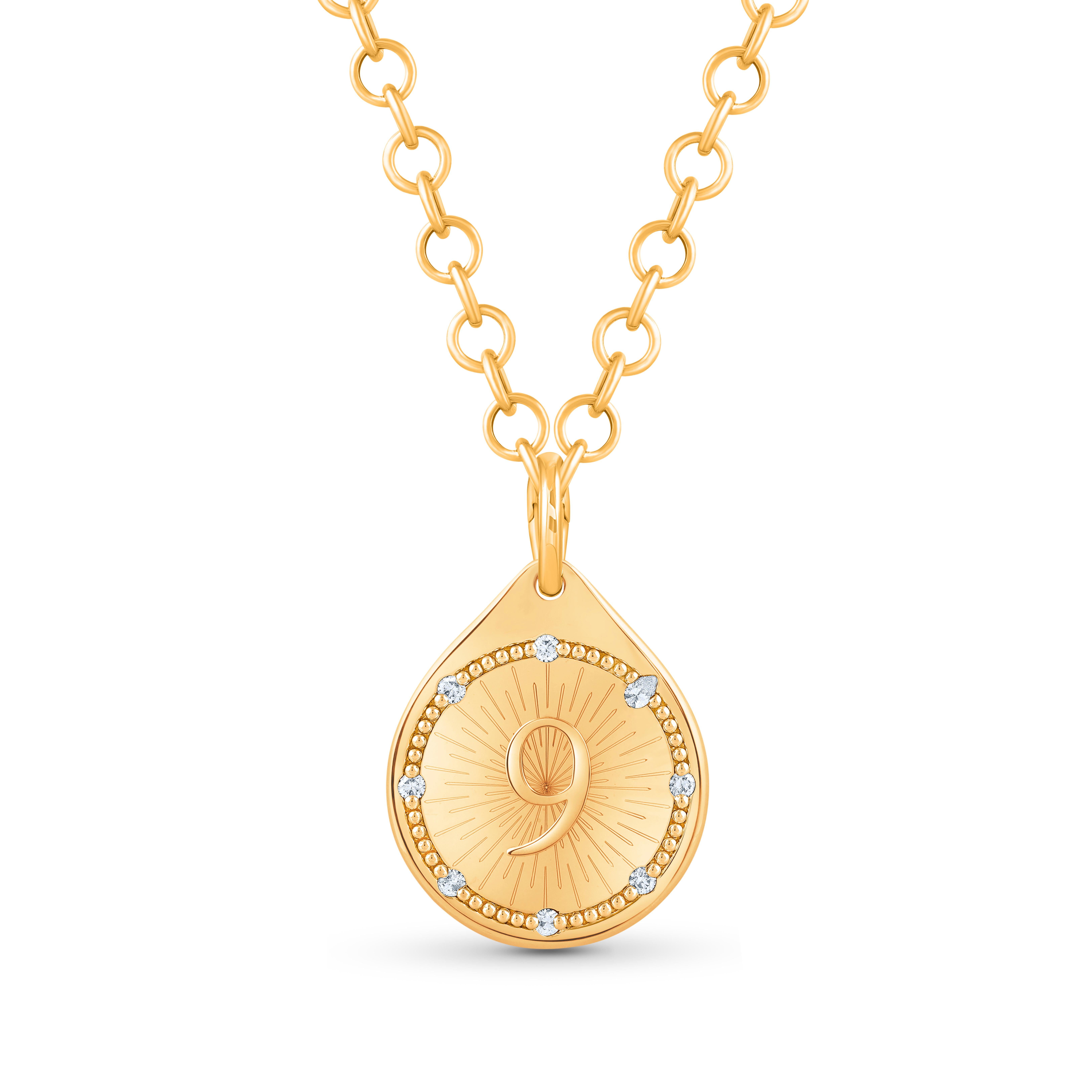 Il ciondolo con il simbolo del numero 9 della collezione Drops of JOY rappresenta la fortuna. La collezione Drops of JOY si ispira a simboli di buon auspicio e a icone spiritualmente significative che, secondo molte culture, invitano a energie