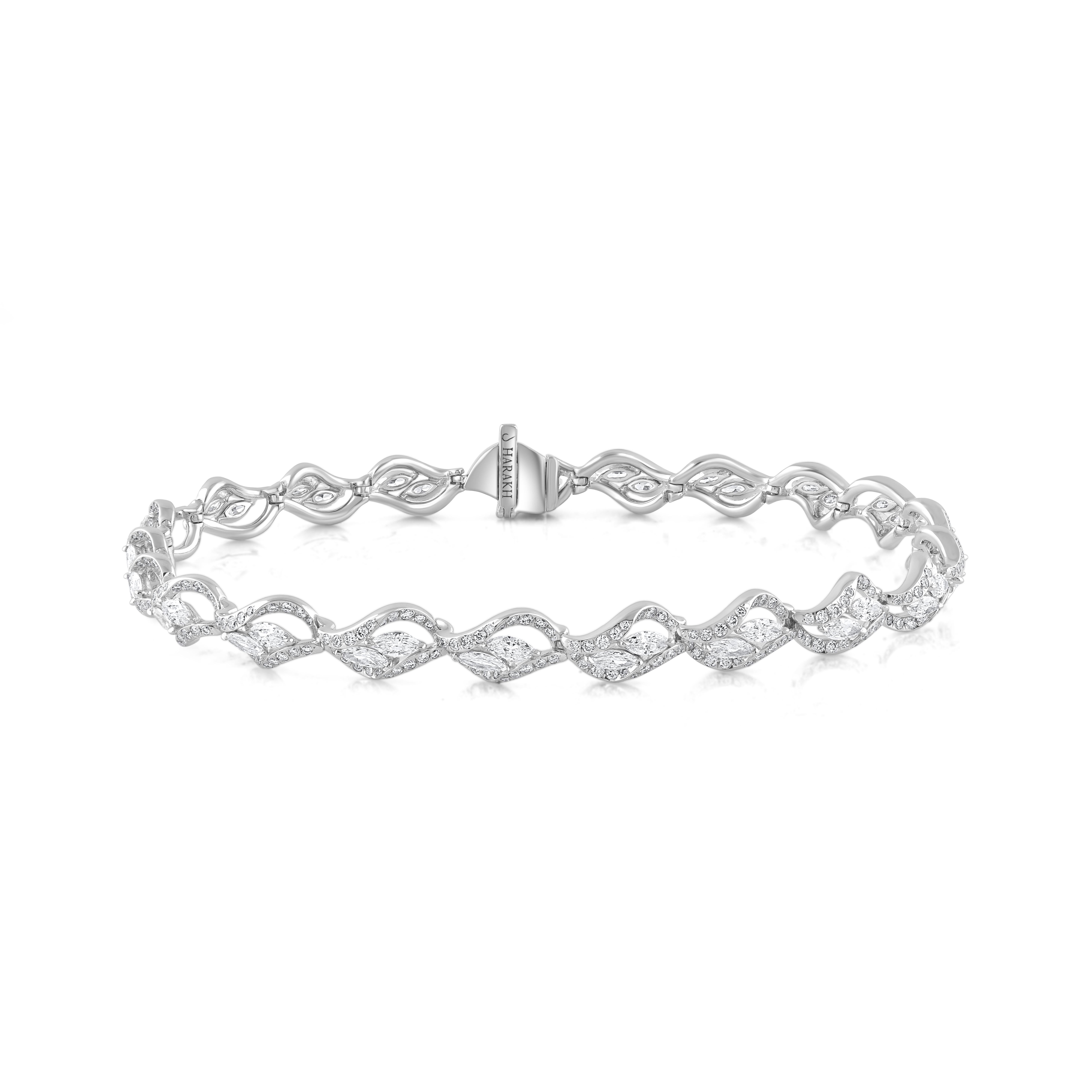 Ispirato alla gioia di vivere una cascata, questo bracciale dal design elegante è tempestato di diamanti naturali incolori da 3,00 CT, splendidamente realizzati in oro bianco 18KT. I nostri diamanti sono classificati con colore F e purezza