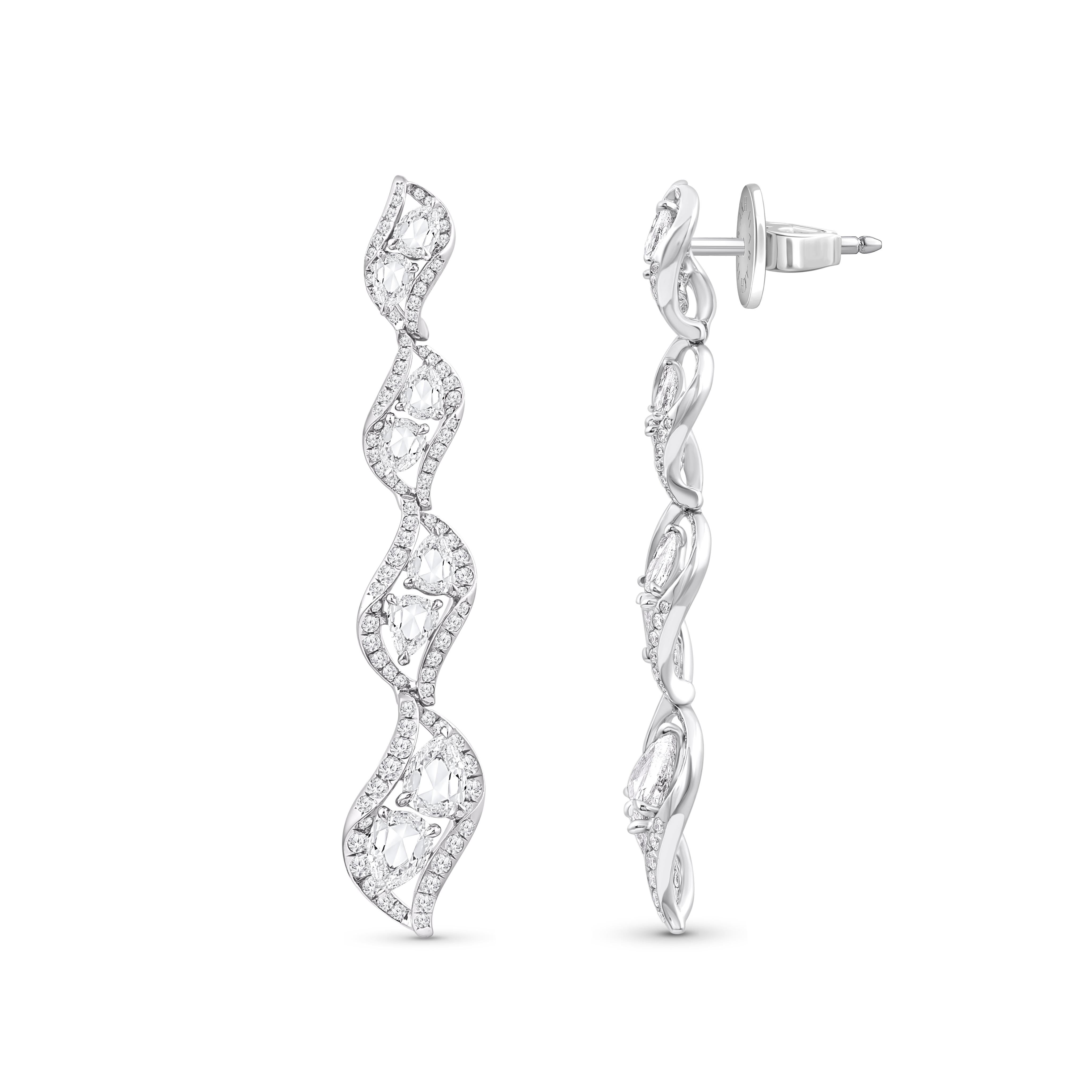 Inspiriert von der Freude an einem sprudelnden Wasserfall sind diese Swirl-Ohrringe mit Diamanten im Brillant- und Rosenschliff besetzt, die sanft herabtropfen.

Verleihen Sie Ihrer Abendgarderobe einen atemberaubenden Glanz mit diesen