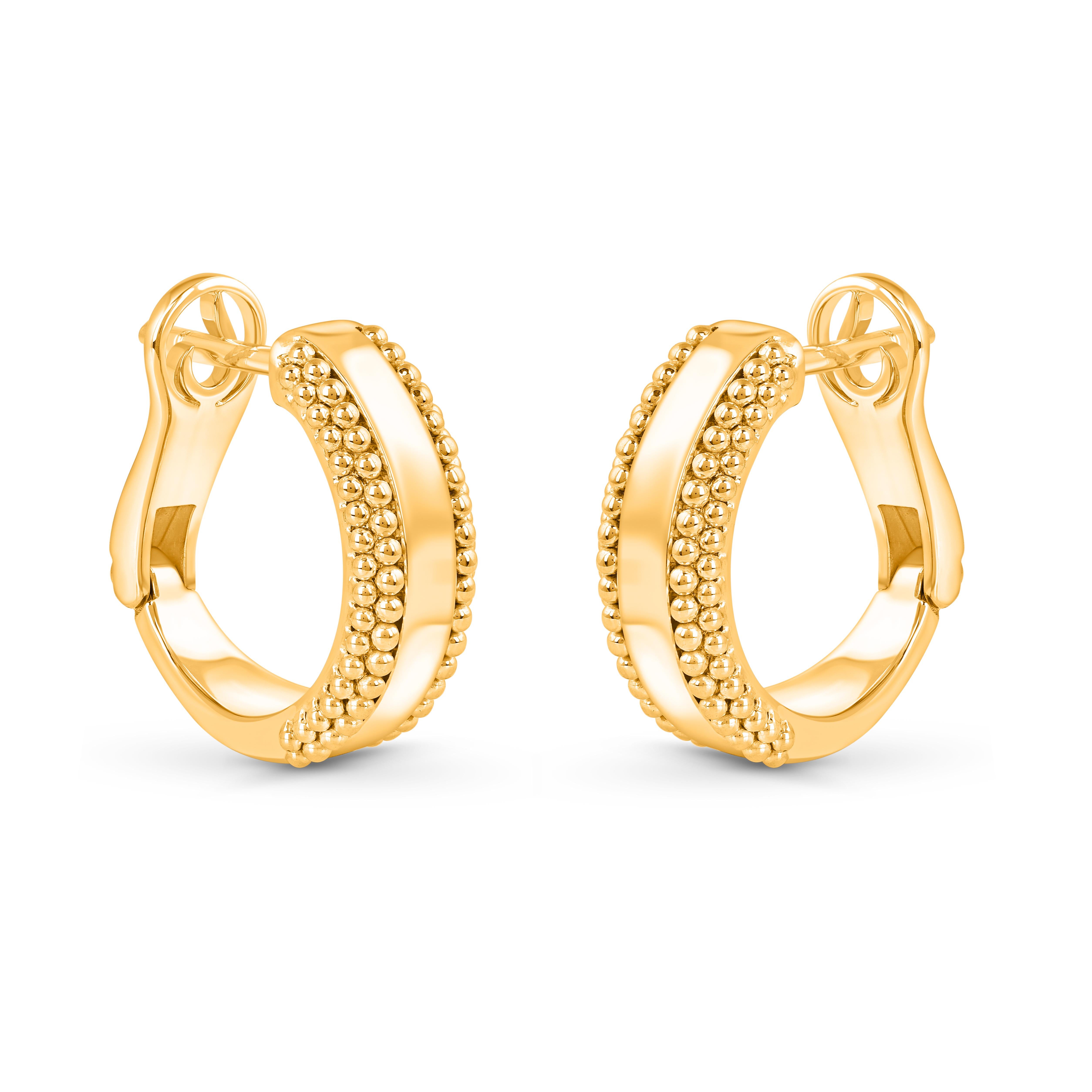 Ispirati al viaggio dei raggi solari che attraversano lo spazio e il tempo per illuminare il nostro mondo, questi orecchini Huggie sono realizzati in oro giallo 18KT. Una forma di ricamo artigianale nota come Pota viene ricreata appositamente per