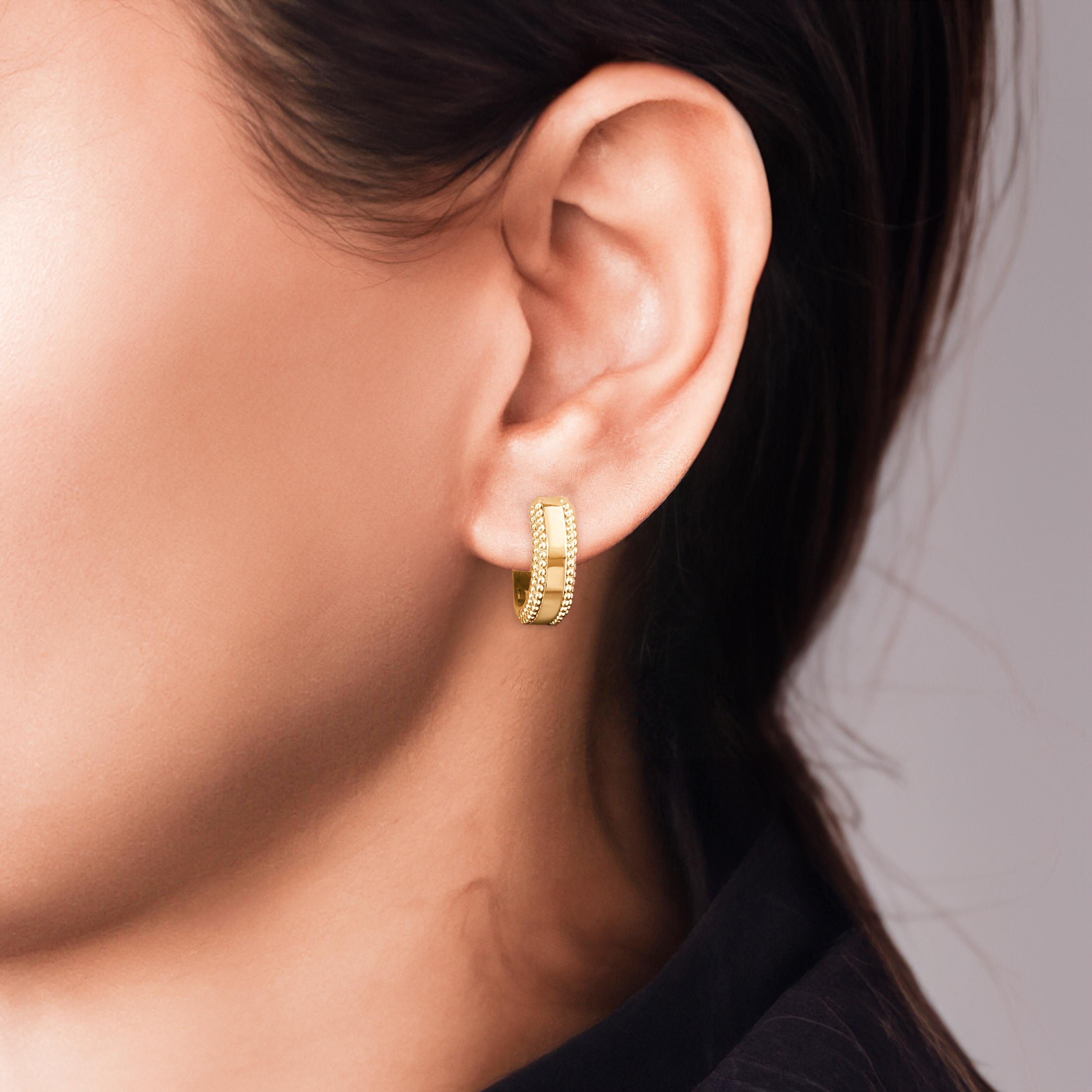 HARAKH  Orecchino Huggie in oro giallo 18KT con luce solare In condizioni Nuovo in vendita a New York, NY