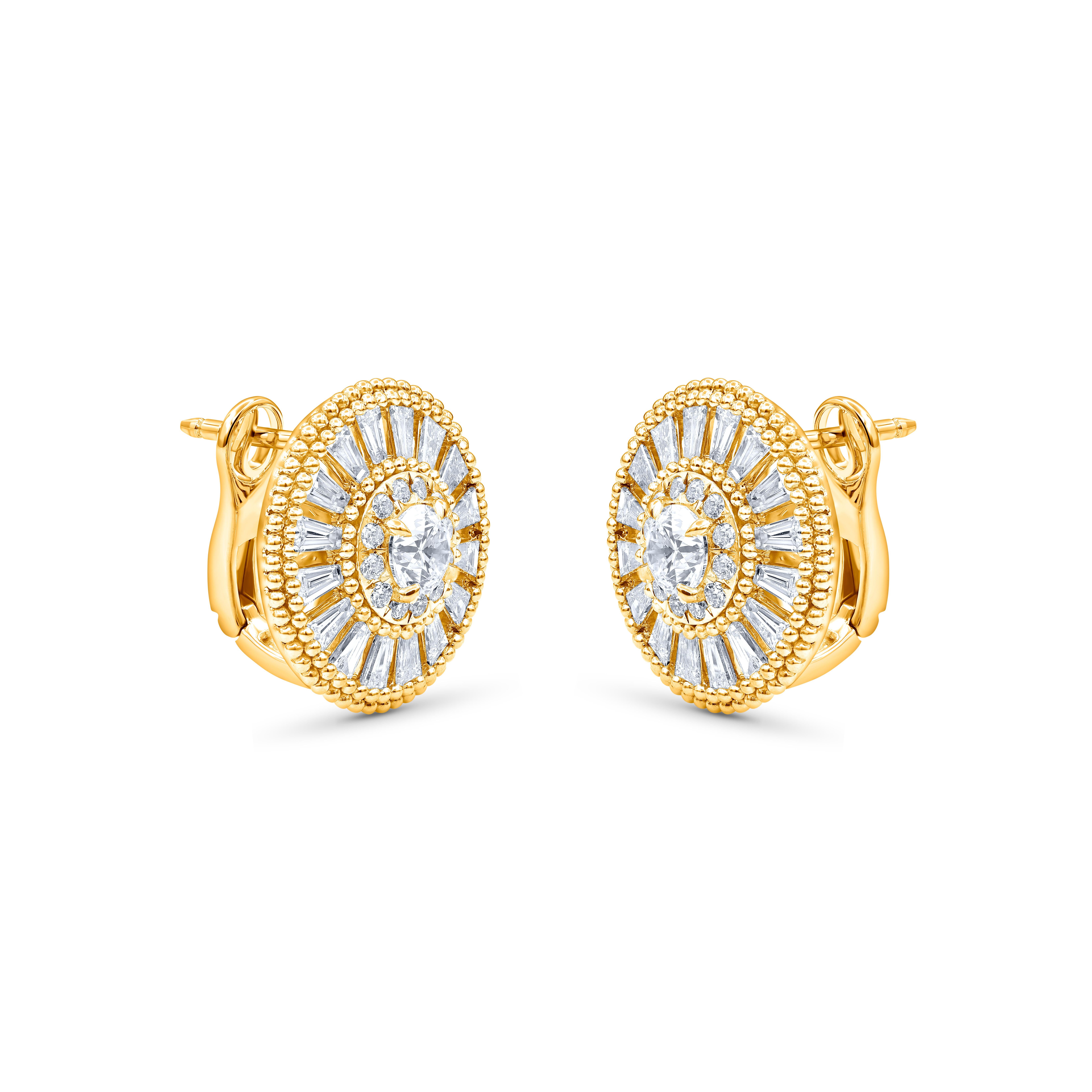 Inspirados en el viaje de los rayos del sol a través del espacio y el tiempo para iluminar nuestro mundo, los diamantes redondos talla brillante y baguette talla a medida están engastados en oro amarillo de 18 quilates. El peso total del diamante es
