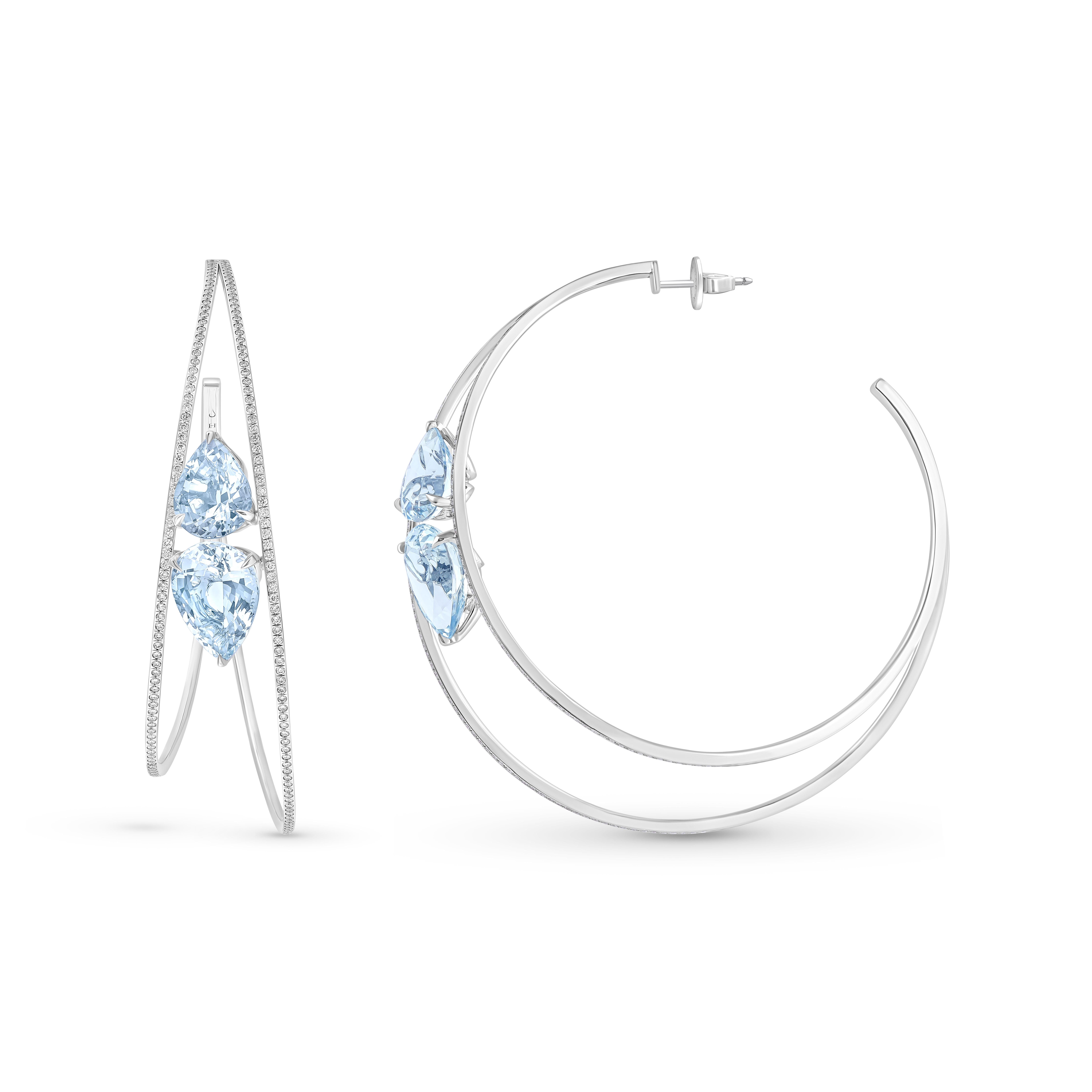 Inspirados en la magia del baile de un monzón largamente esperado, estos exquisitos y elegantes pendientes de la Colección Gota de Lluvia están salpicados de aguamarina natural y diamantes talla brillante, que gotean delicadamente.

Hechos a mano en
