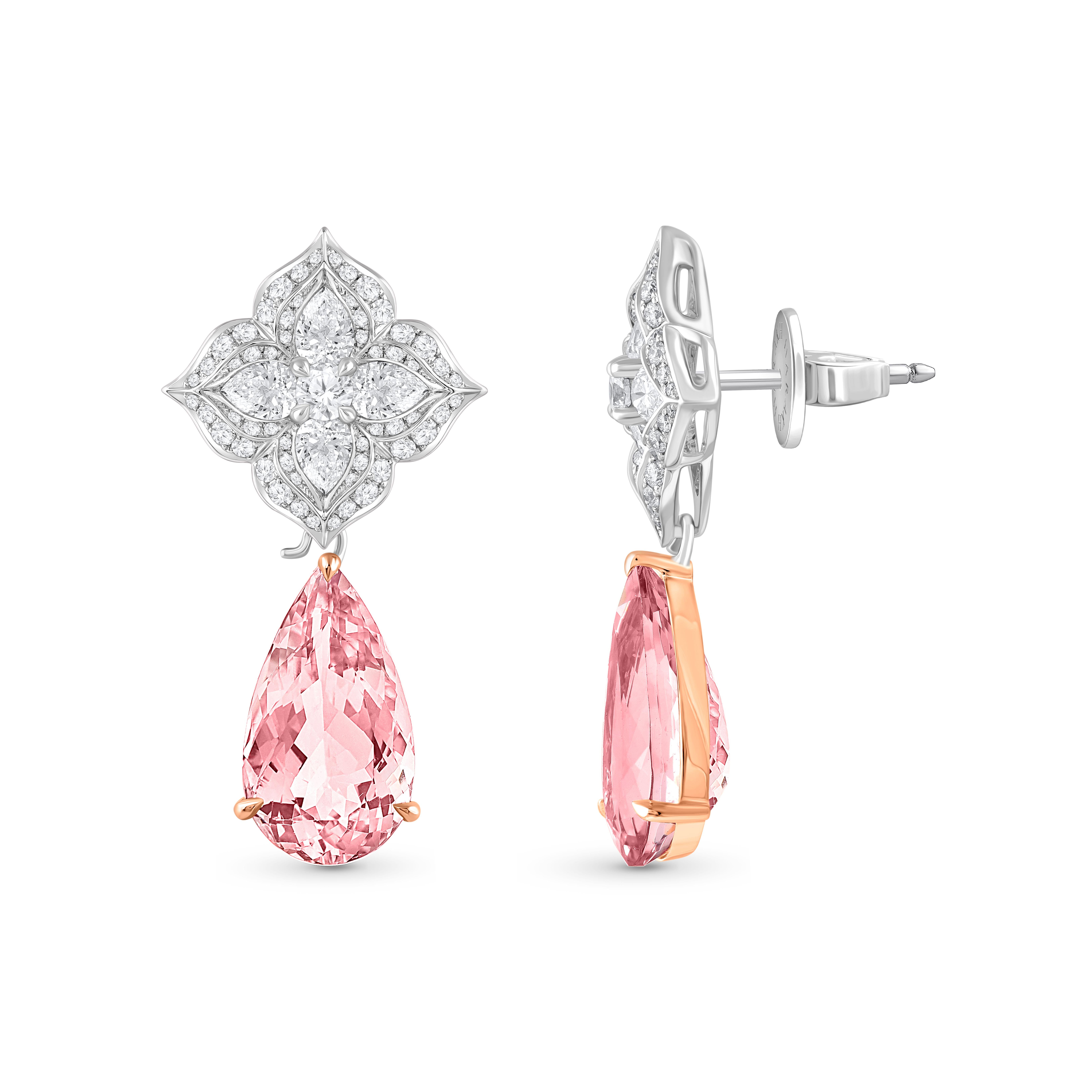 Inspiriert von heiligen Symbolen, die an die Göttlichkeit erinnern, sind diese Ohrringe eine harmonische Mischung aus Tradition und Luxus. Das Gesamtgewicht der Diamanten beträgt 2 1/4 CTW. Die Diamanten im Brillantschliff F/VS2 sind mit einer