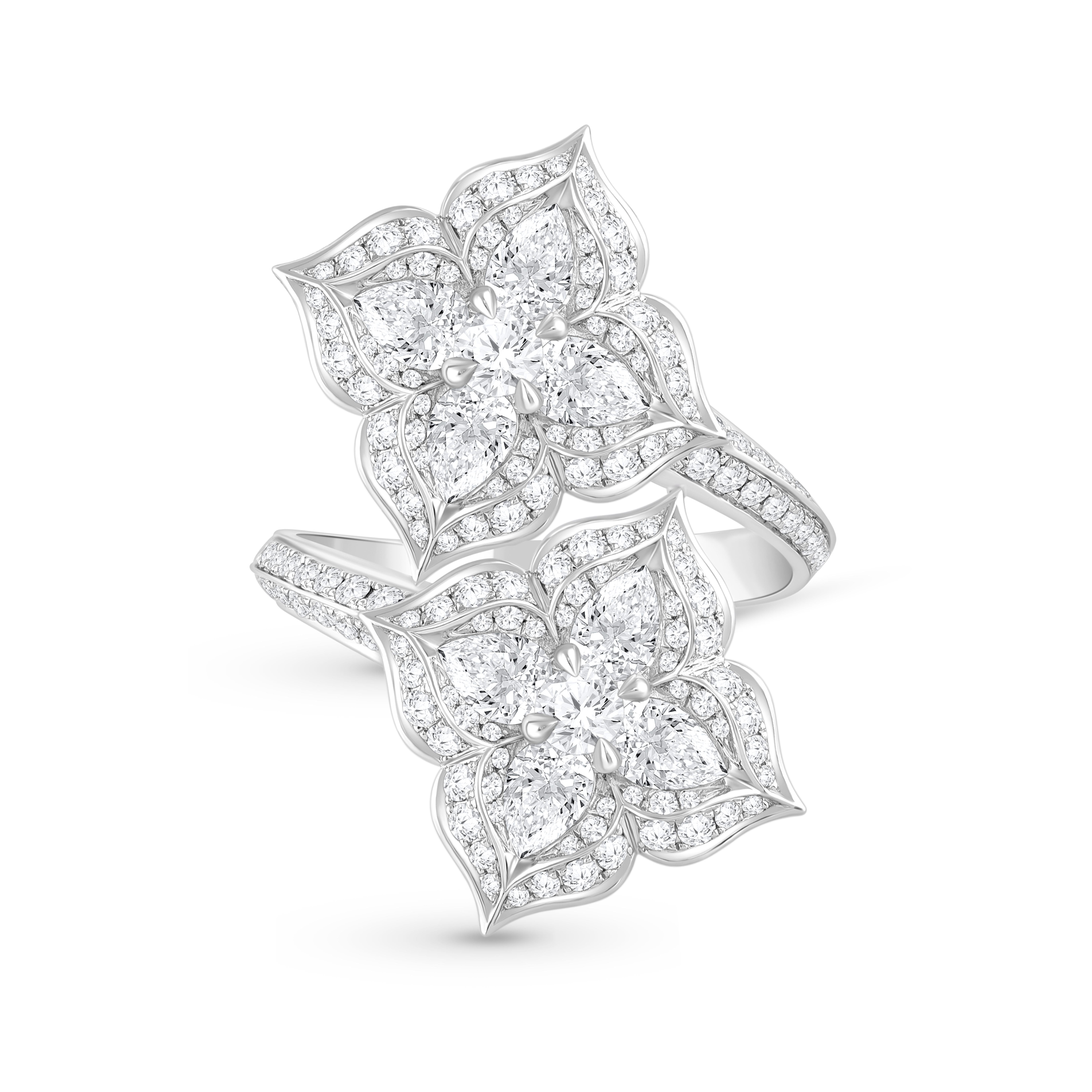 Inspirée par les symboles sacrés qui incarnent la divinité, cette bague exquise de notre Collection Mandala est magnifiquement complétée par des diamants incolores de taille brillante. Avec un poids total de diamants de 2 1/4 carats, ce chef-d'œuvre