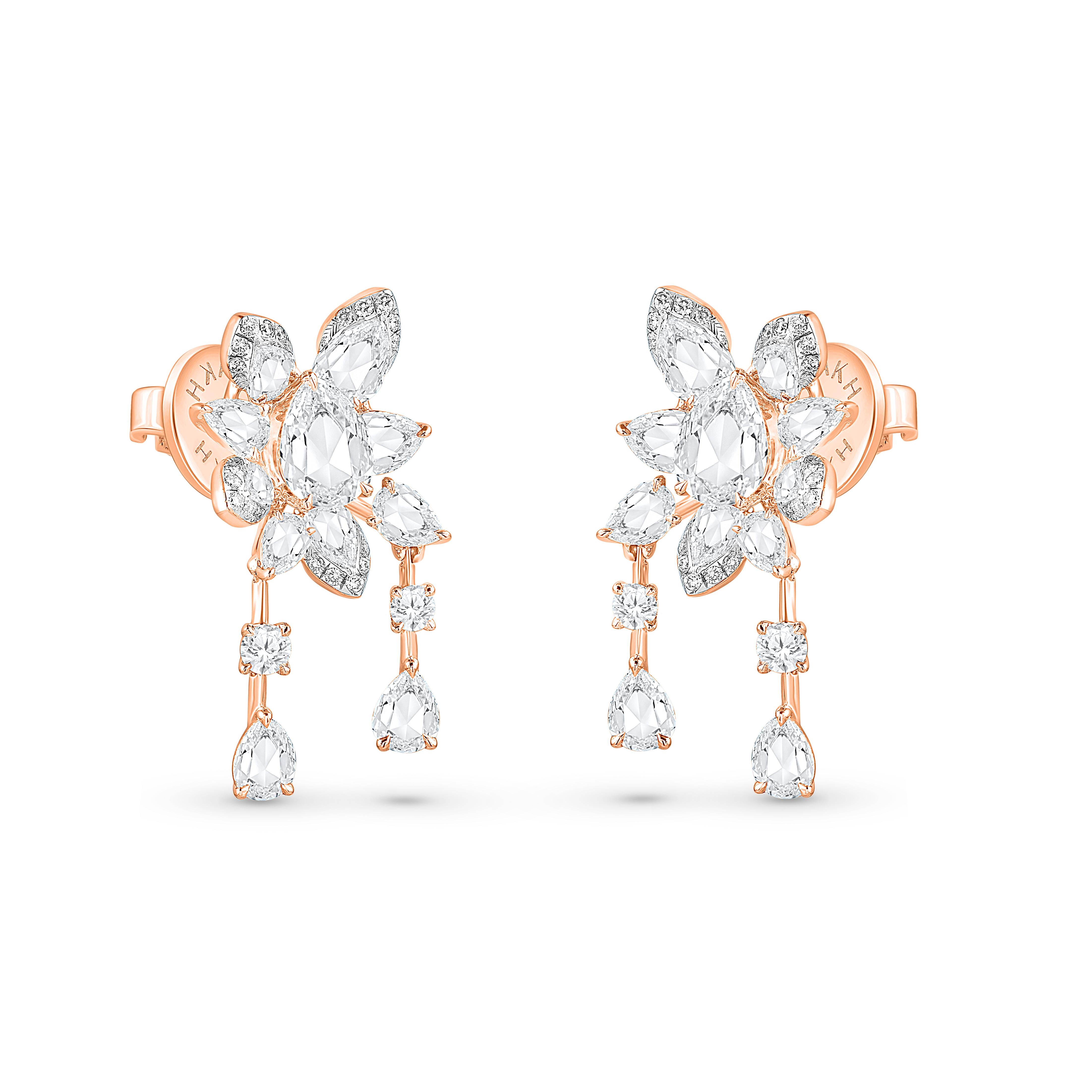 Inspiriert von der Freude, einen rauschenden Wasserfall zu erleben, sind diese exquisiten und eleganten Ohrringe aus der Collection'S Cascade mit 44 Diamanten im Brillantschliff und 22 Diamanten im Rosenschliff besetzt, die zart tropfen.

Diese