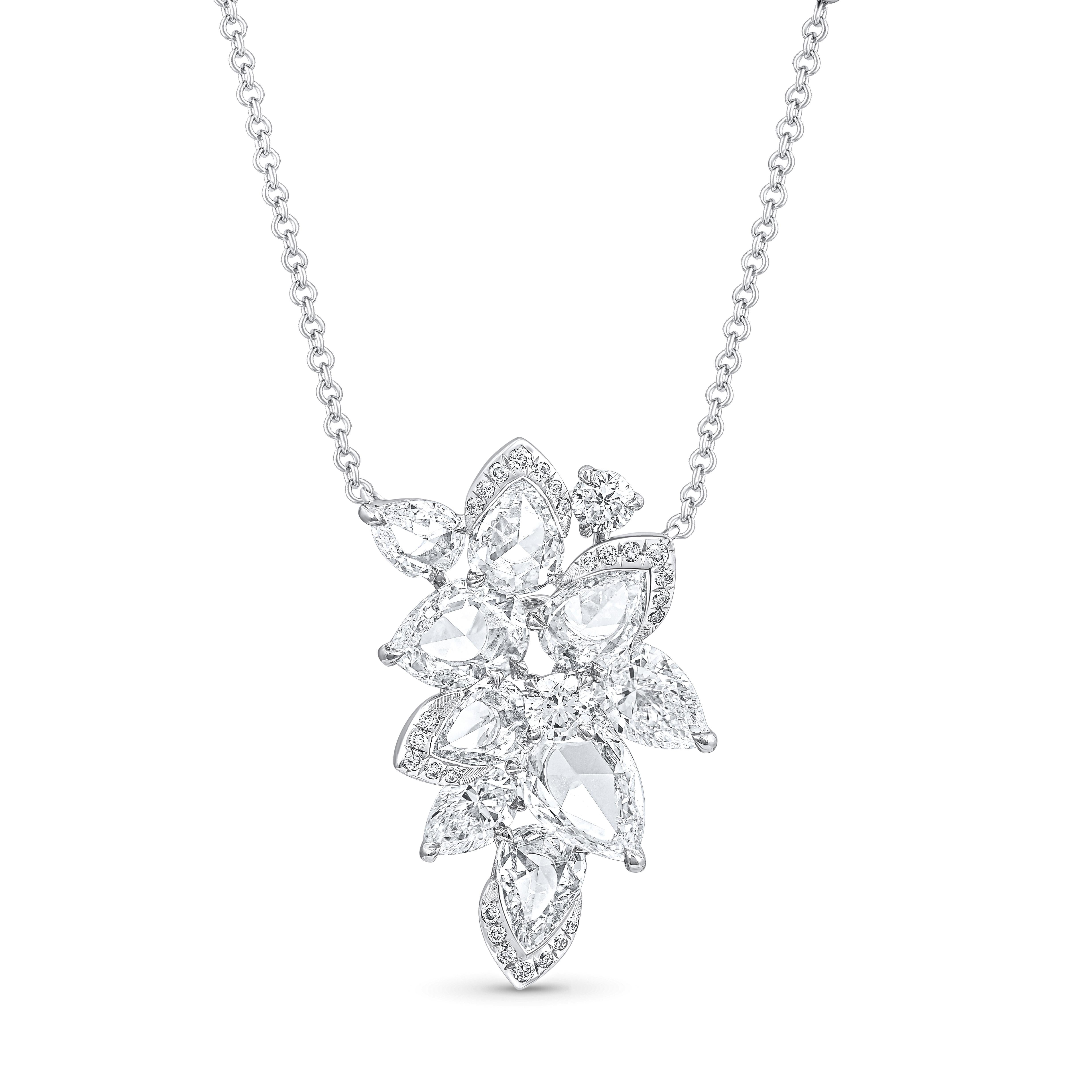 Inspiré par la JOIE de découvrir une cascade jaillissante, ce collier exquis et élégant de la Collection Cascade est serti de 2 diamants taille poire, de 30 diamants taille brillant, de 7 poires taille rose et de 2 diamants ronds taille rose qui