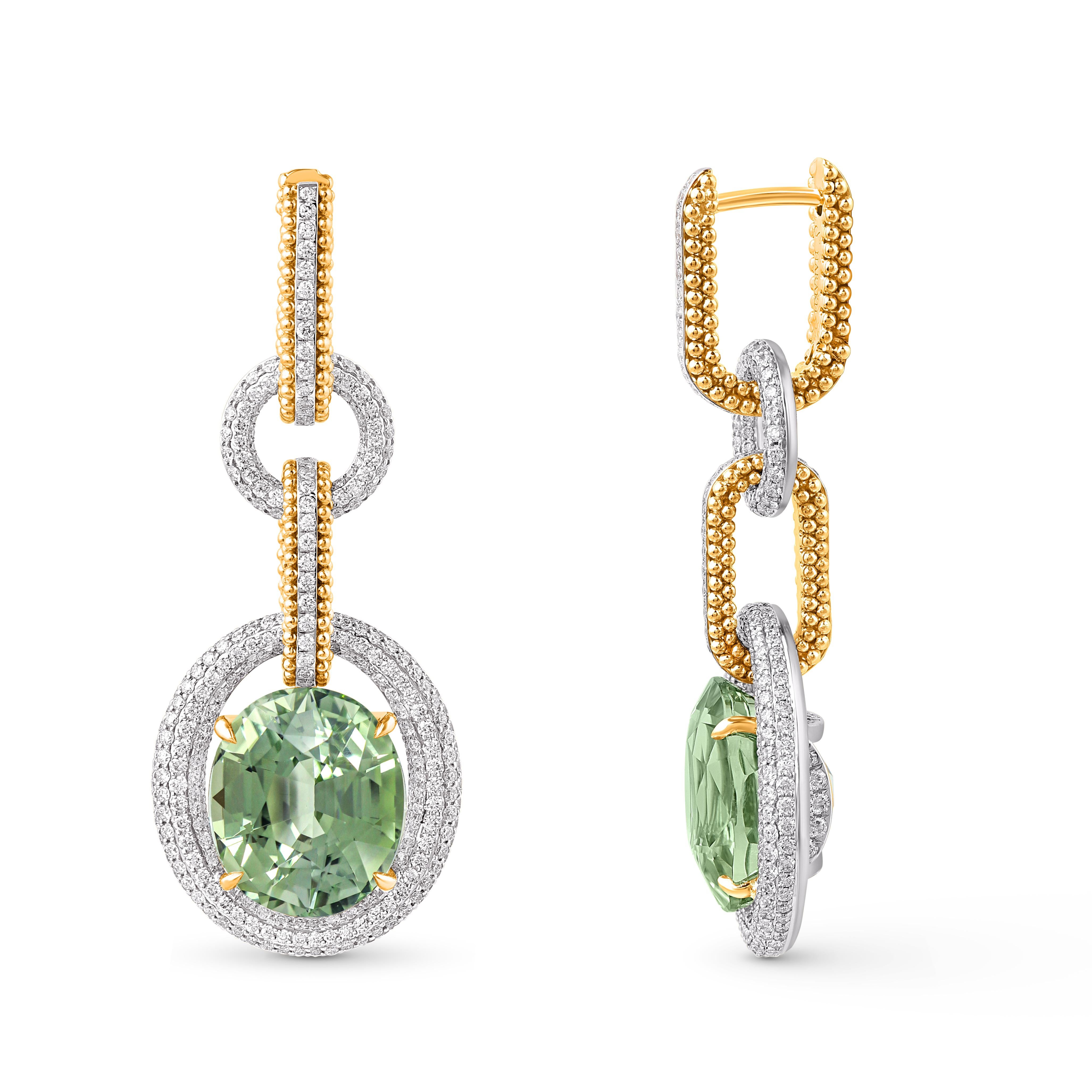 Inspiriert von der Reise der Sonnenstrahlen durch Raum und Zeit, um unsere Welt zu erhellen, zelebrieren diese strahlenden Ohrringe aus 18 Karat Weiß- und Gelbgold den Glanz der Sonne. Das mit 2 3/4 Karat Diamanten im Brillantschliff (F/VS2)
