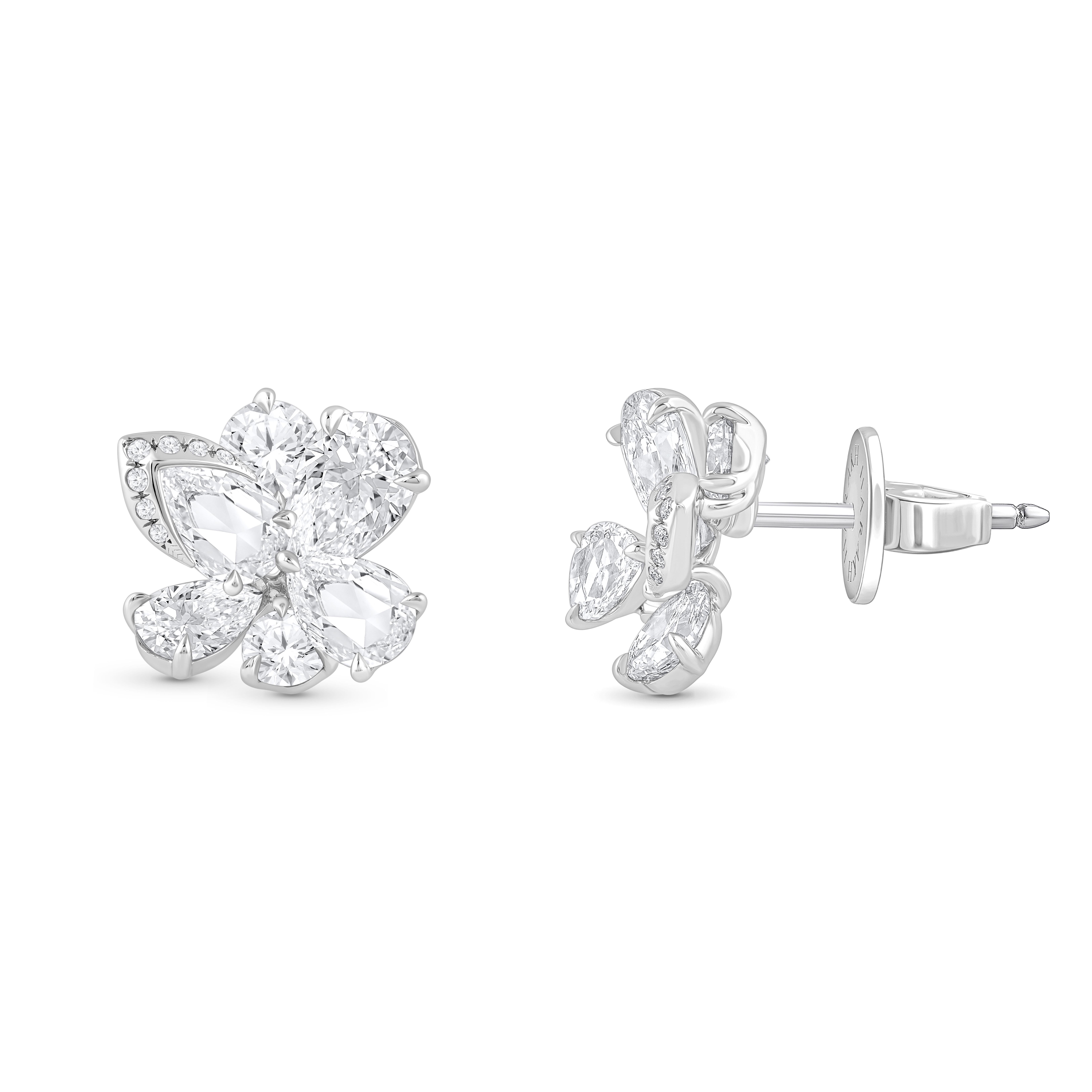 Bonitos pendientes de nuestra colección Cascade, con diamantes talla brillante y rosa de color F y claridad VS2. El peso total del diamante es de 2 3/8 CT, y estos pendientes están meticulosamente elaborados en oro blanco de 18 KT. Tiene un cierre