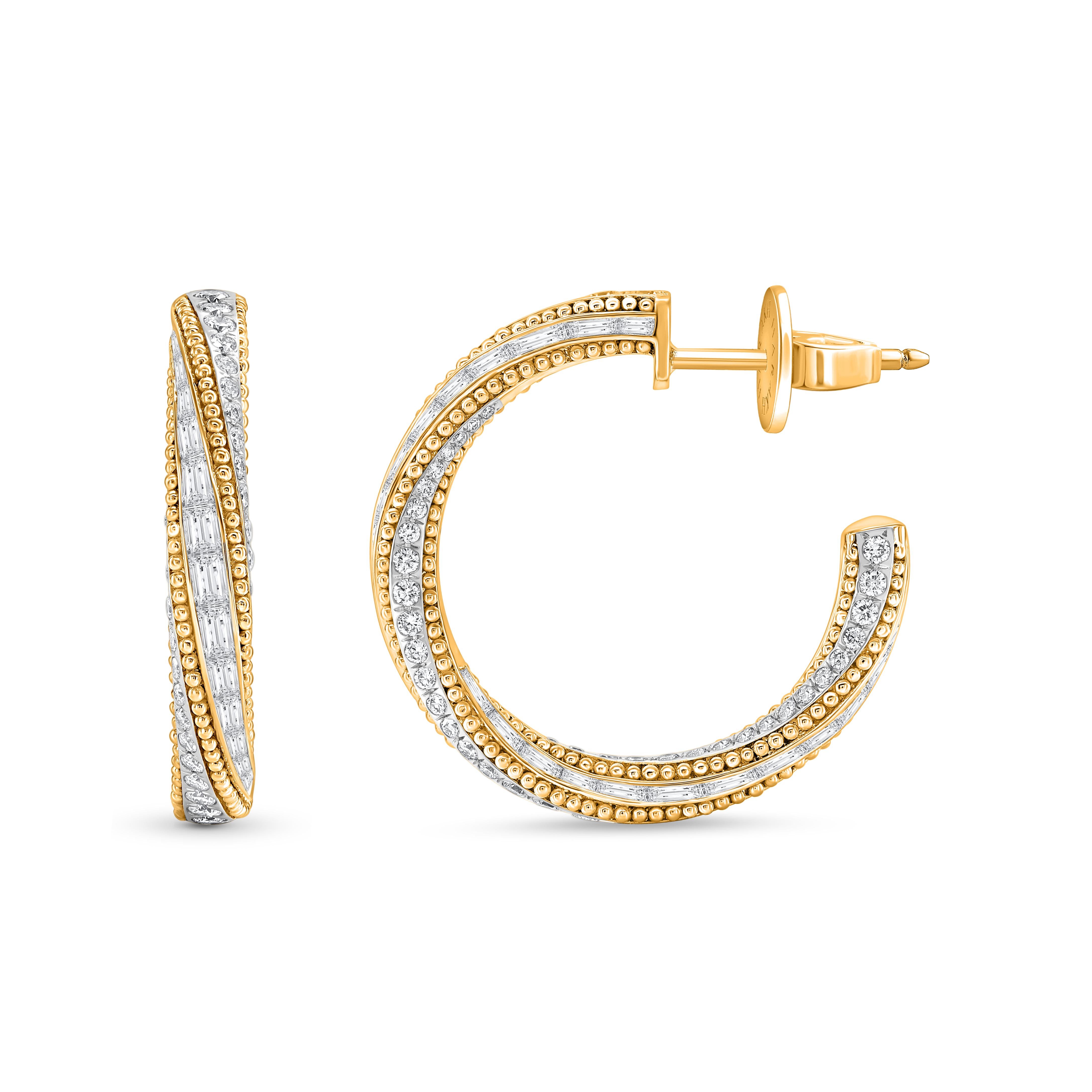 Inspirados en el viaje de los rayos del sol a través del espacio y el tiempo para iluminar nuestro mundo, estos pendientes llevan un diamante incoloro de talla brillante. Una forma artesanal de bordado conocida como pota se recrea especialmente para