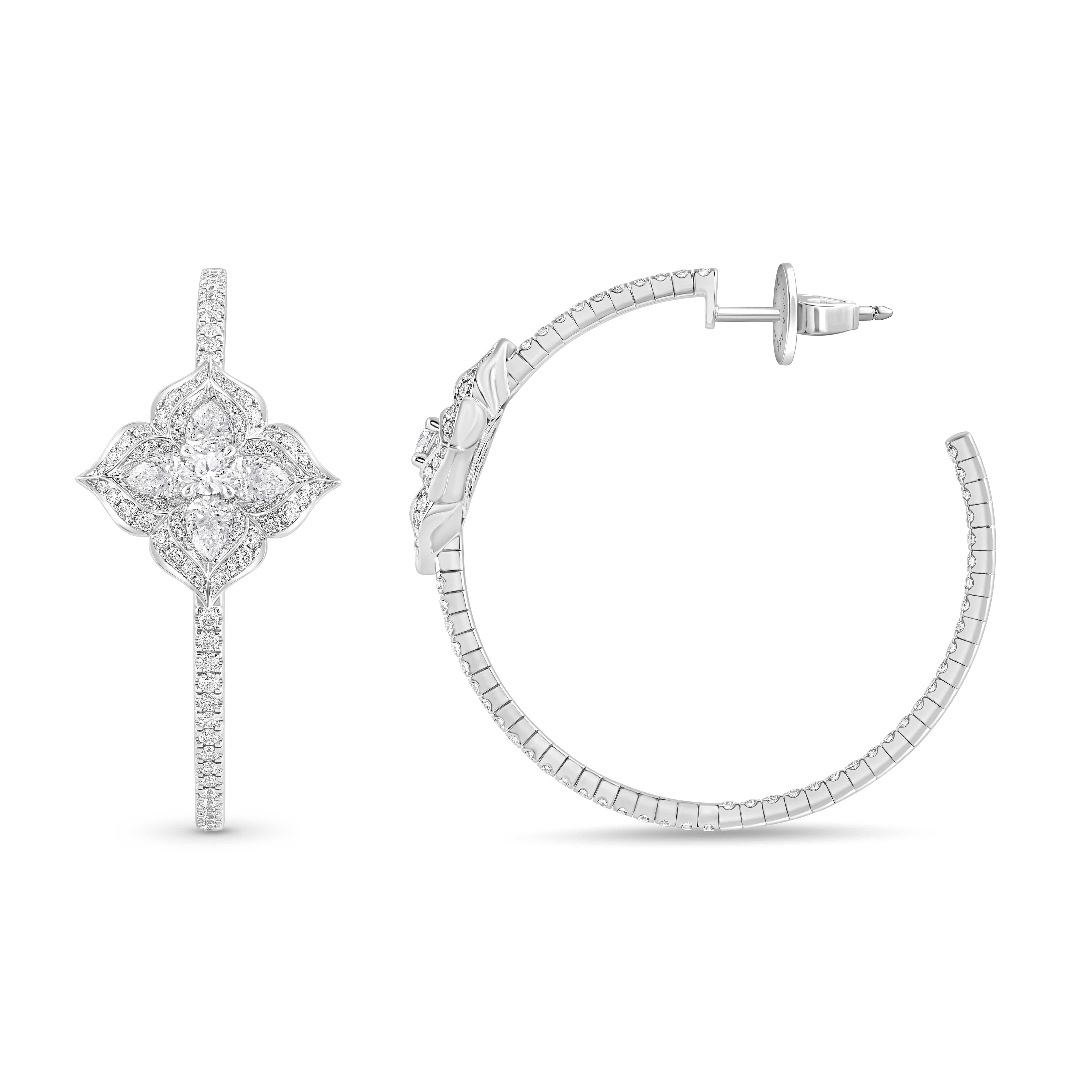 Ispirati ai simboli sacri per invocare la divinità, questi orecchini dal design elegante sono tempestati di diamanti naturali incolori da 2 7/8 carati con montatura a griffe e splendidamente realizzati in oro bianco 18 KT. I nostri diamanti sono