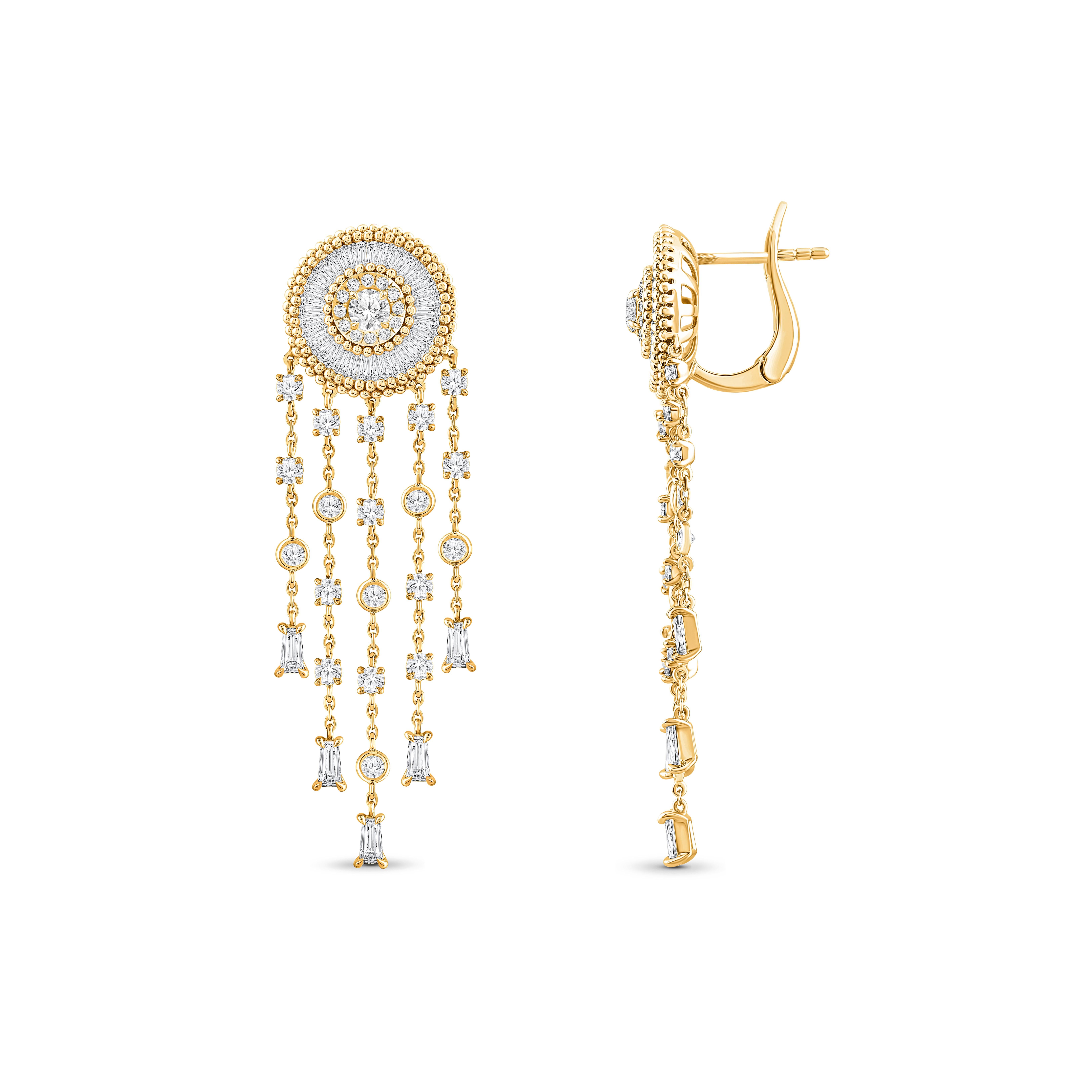 Inspiriert von der Reise der Sonnenstrahlen durch Raum und Zeit, um unsere Welt zu erhellen, sind runde Diamanten im Brillantschliff und Baguette-Diamanten im Sonderschliff in 18 Karat Gelbgold gefasst. Das Gesamtgewicht der Diamanten beträgt 2 7/8