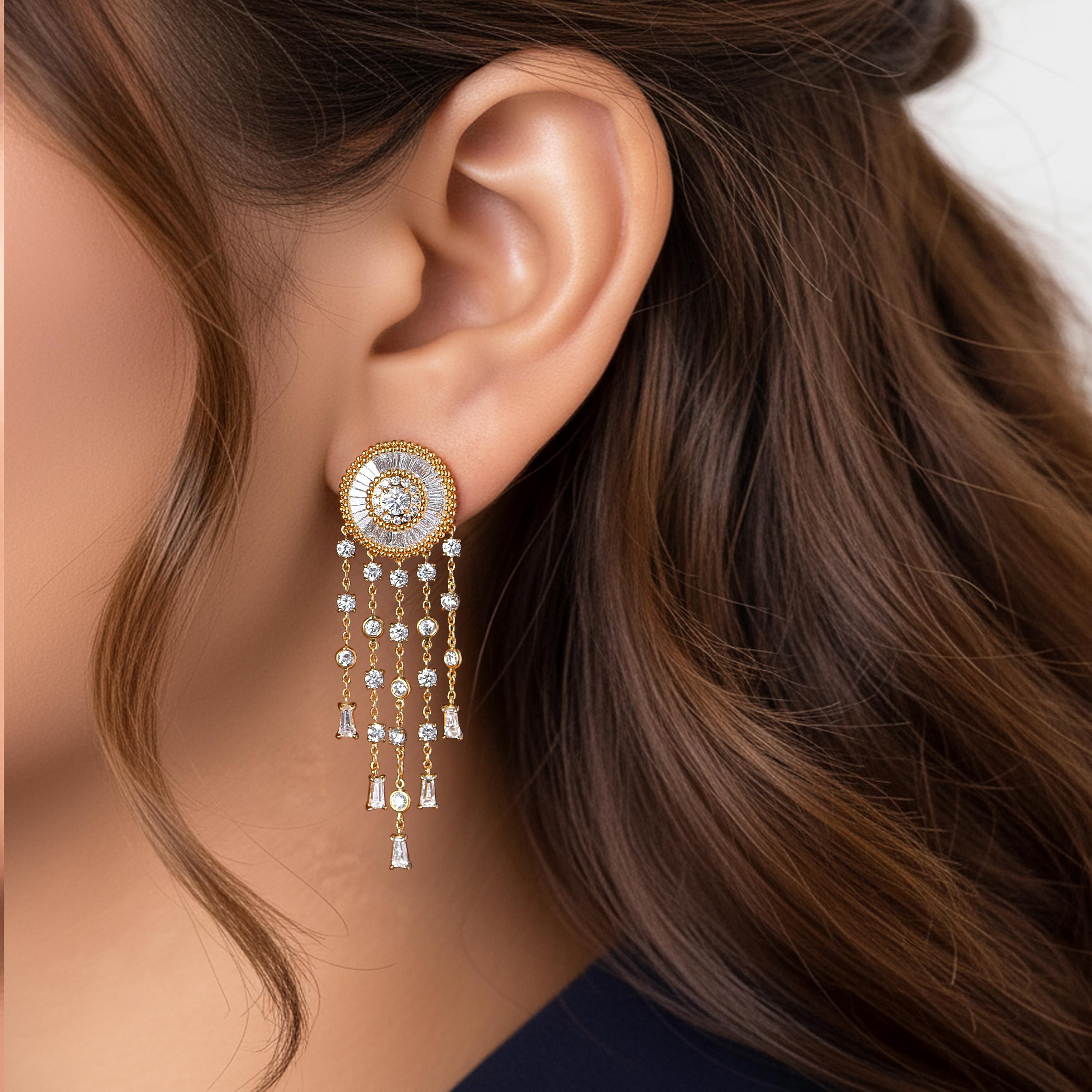 Inspiriert von der Reise der Sonnenstrahlen durch Raum und Zeit, um unsere Welt zu erhellen, sind runde Diamanten im Brillantschliff und Baguette-Diamanten im Sonderschliff in 18 Karat Gelbgold gefasst. Das Gesamtgewicht der Diamanten beträgt 2 7/8