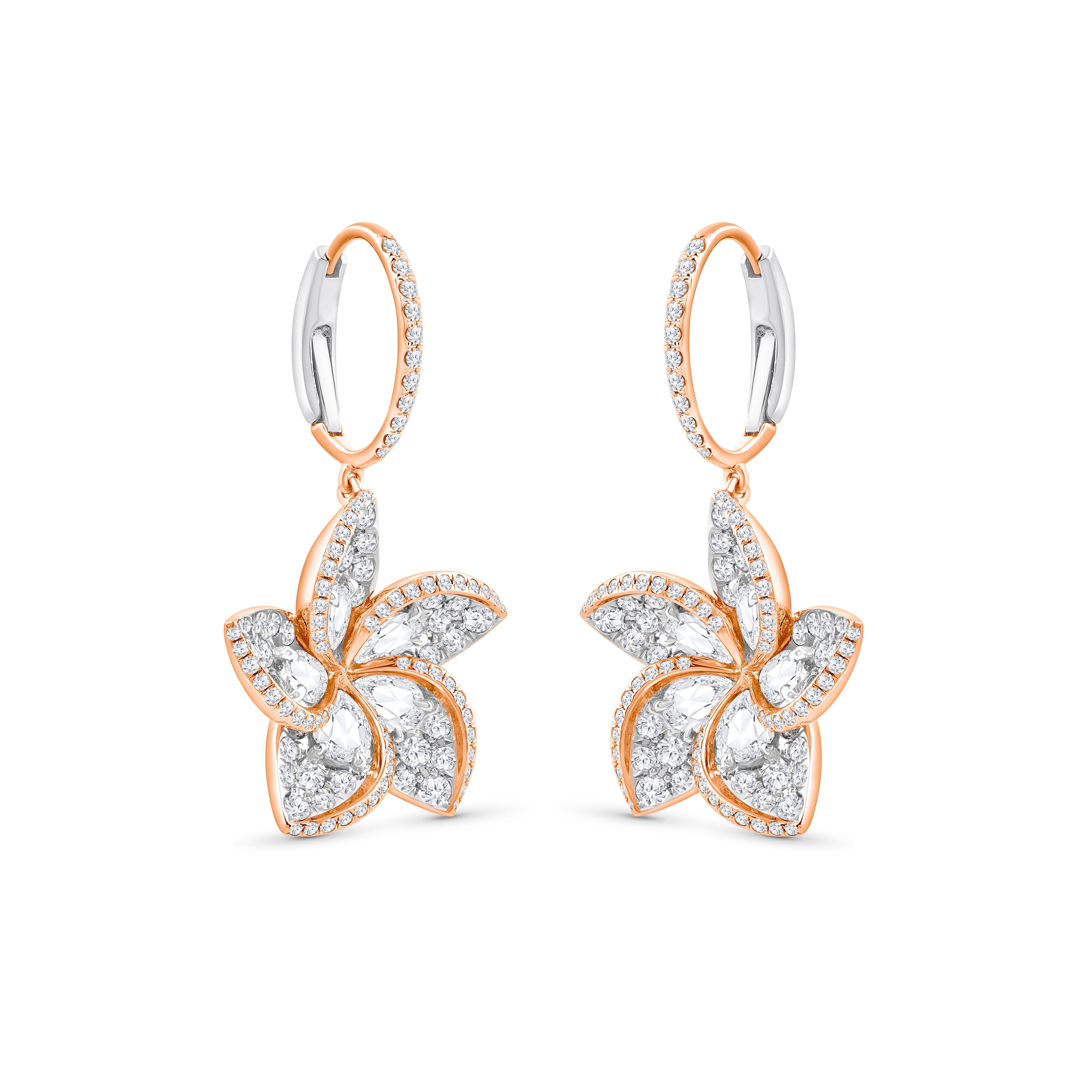 Un brillante racimo de 202 diamantes de talla redonda y 10 diamantes pera de talla rosa se unen en estos preciosos pendientes colgantes. Los diamantes son de color F y claridad VS2. El peso total de diamantes de los pendientes es de 2,00 CT y están