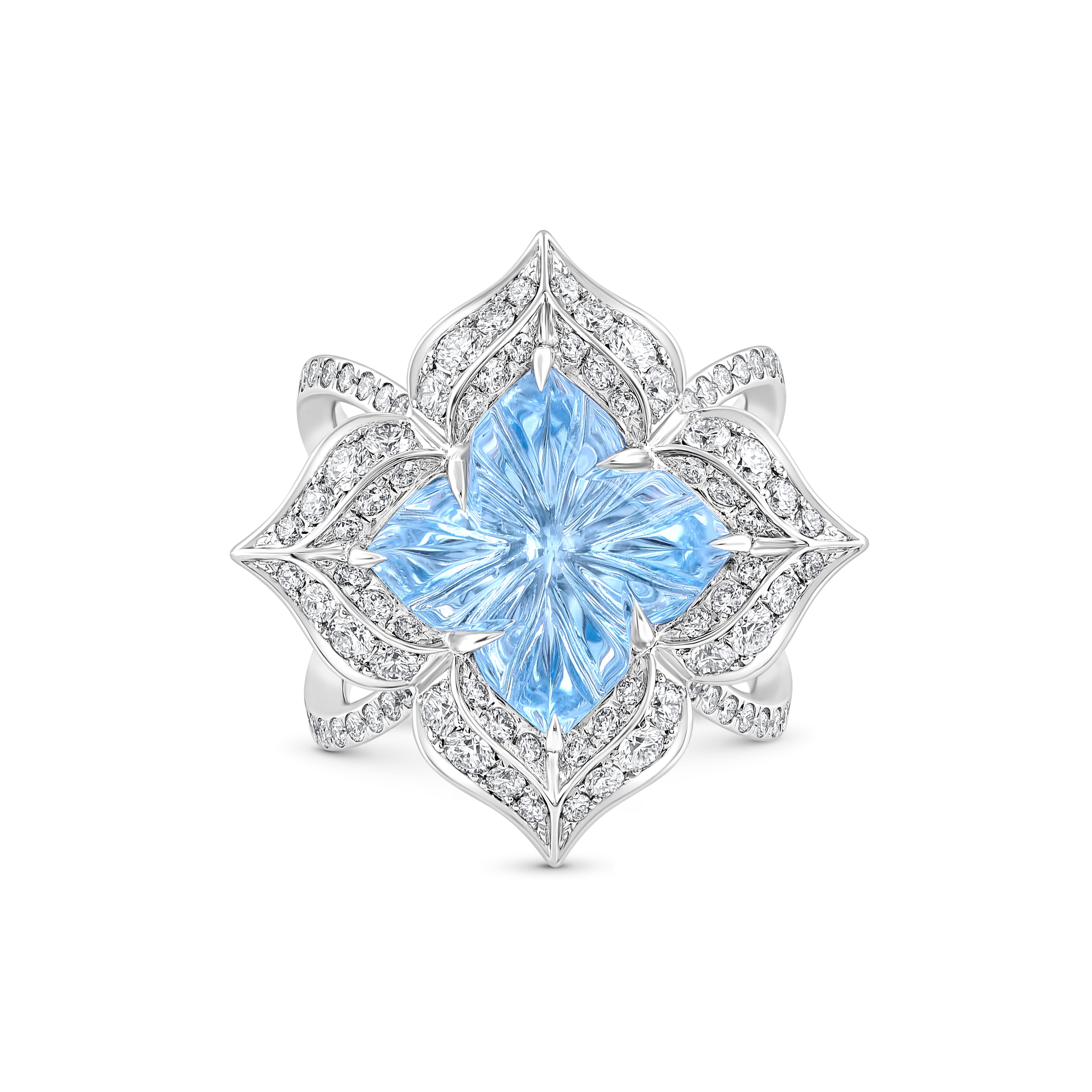 Inspirée par les symboles sacrés qui incarnent la divinité, cette exquise bague de notre Collection S S met en valeur une captivante Topaze bleue Majesté, magnifiquement complétée par des diamants incolores de taille brillante. Avec un poids total
