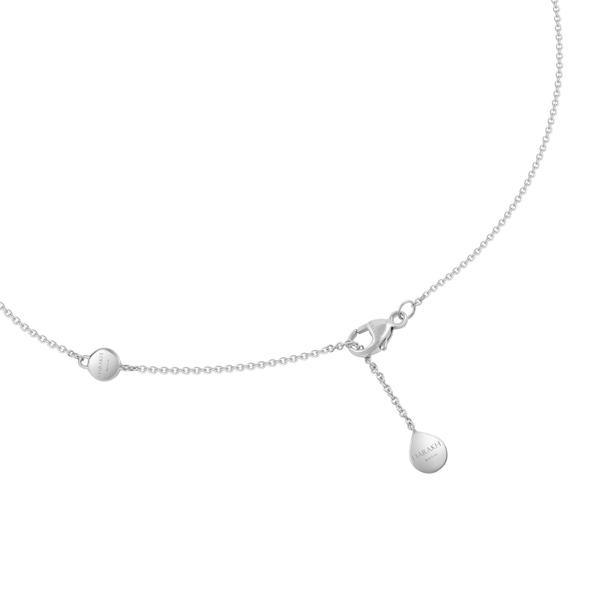 Inspiré par des symboles sacrés qui invoquent un sens de la divinité et de l'équilibre, ce collier Mandala est une expression étonnante d'élégance spirituelle. Réalisé en or blanc et rose 18KT, le design rassemble un mélange harmonieux de diamants