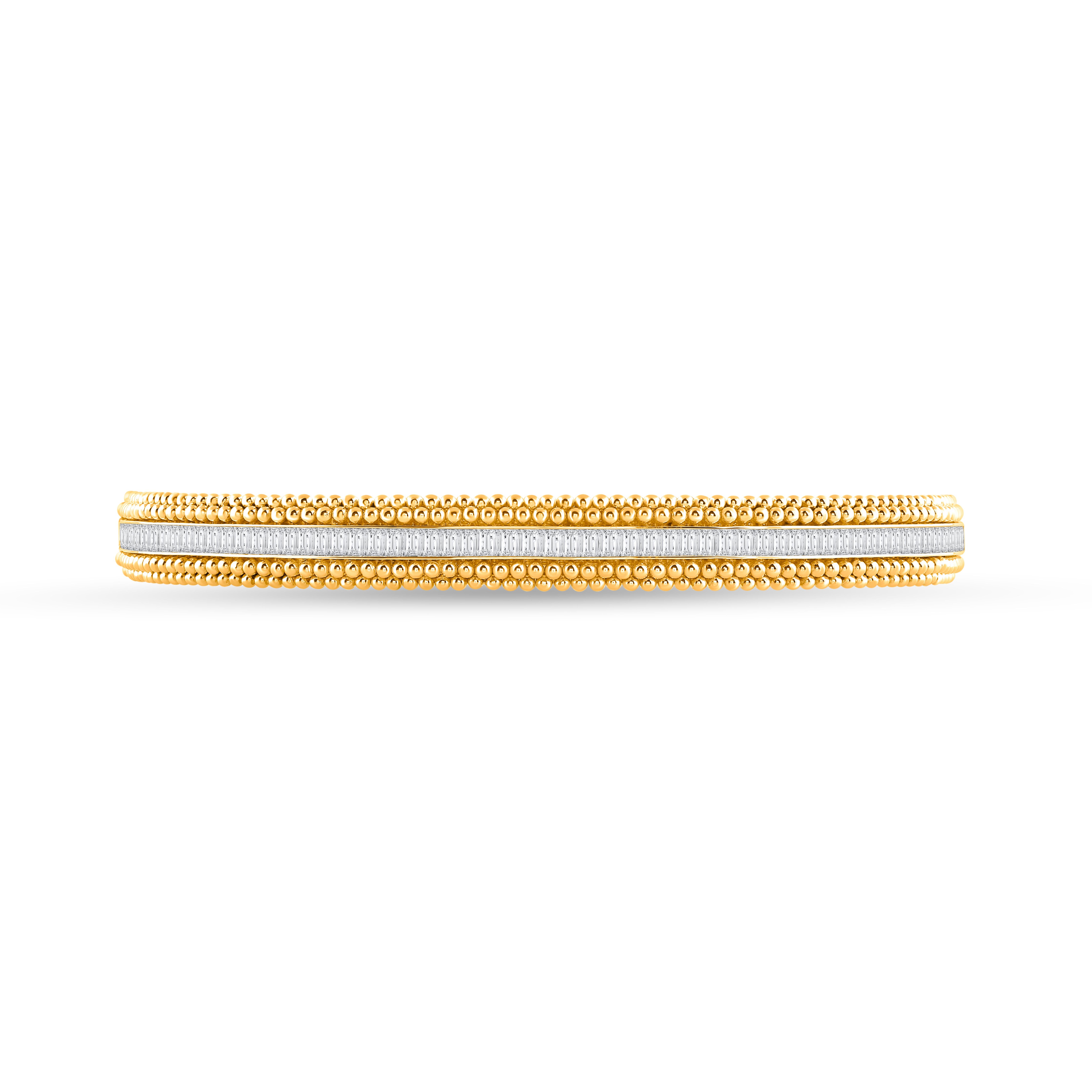 Ispirato al viaggio dei raggi solari che attraversano lo spazio e il tempo per illuminare il nostro mondo, il Brilliante di forma rotonda è tempestato di diamanti a taglio brillante e baguette. Una forma di ricamo artigianale nota come Pota viene