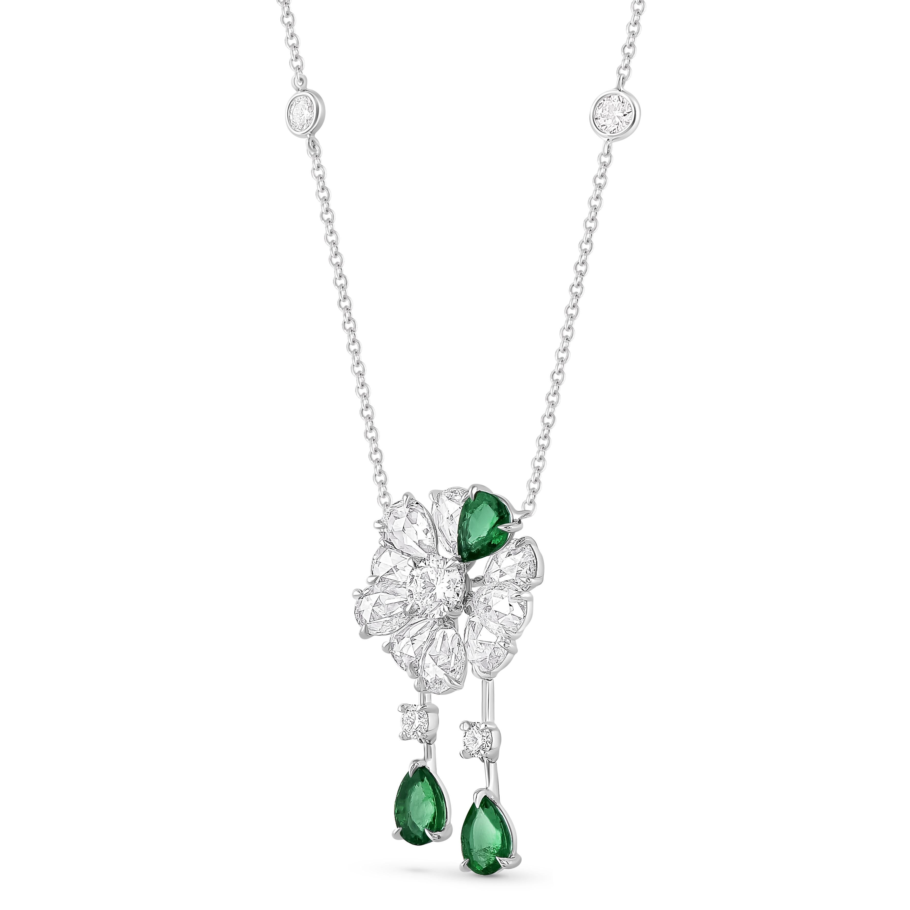 Inspiré par la JOIE de vivre une chute d'eau jaillissante, ce collier pendentif exquis de la Collection S S est orné de 3 émeraudes taille poire, de 9 diamants poire taille rose et de 5 diamants taille brillant qui s'égouttent