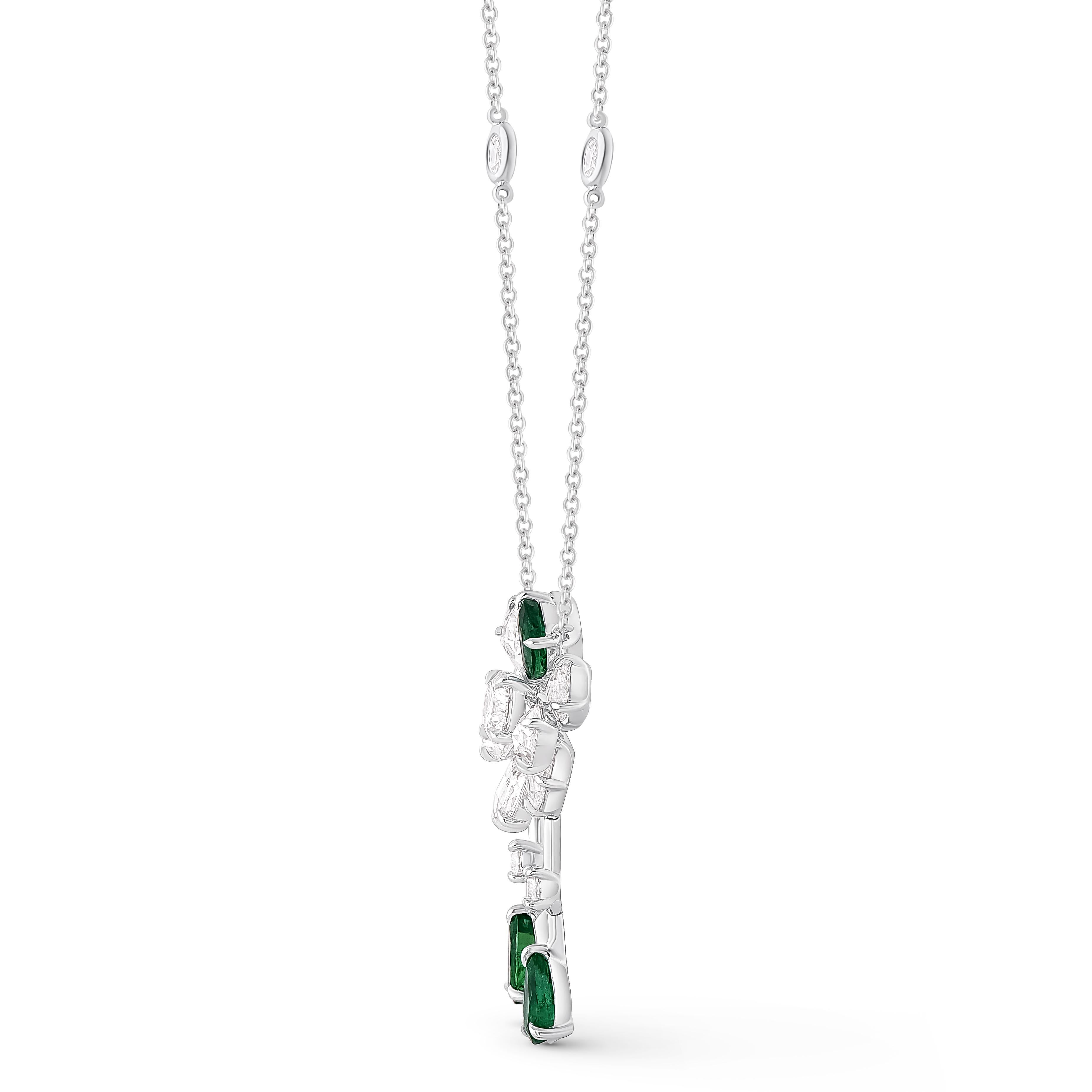 Contemporain Harakh 3 3/4 CT Natural Colorless Diamond & Emerald Gemstone Cluster Pendentif en vente