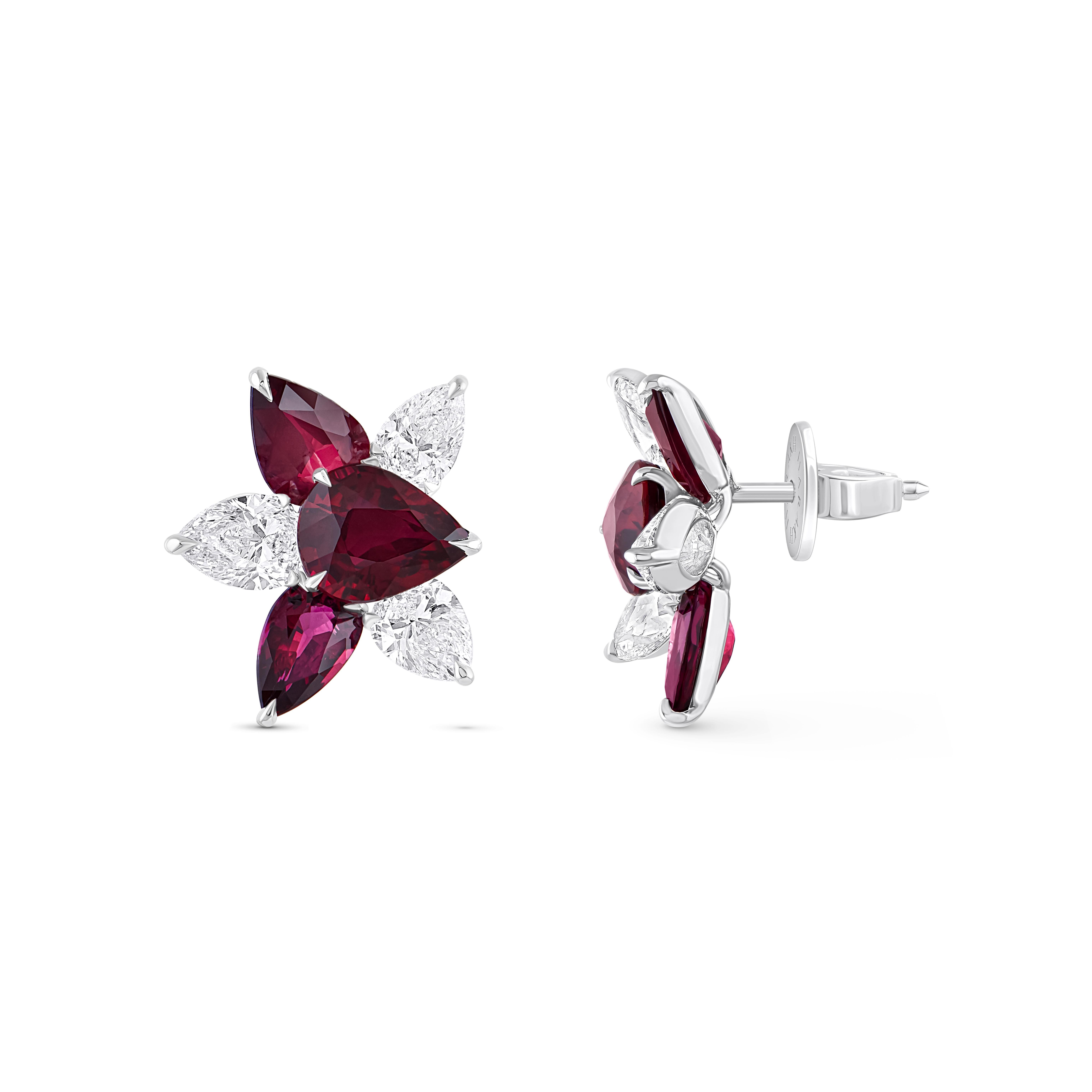 Estos exquisitos pendientes de la Colección Cascade, con rubíes vivos y de ricos matices que añaden un toque de elegancia atemporal, están inspirados en la alegría de experimentar una cascada a borbotones.

Estos pendientes son una bonita pieza de