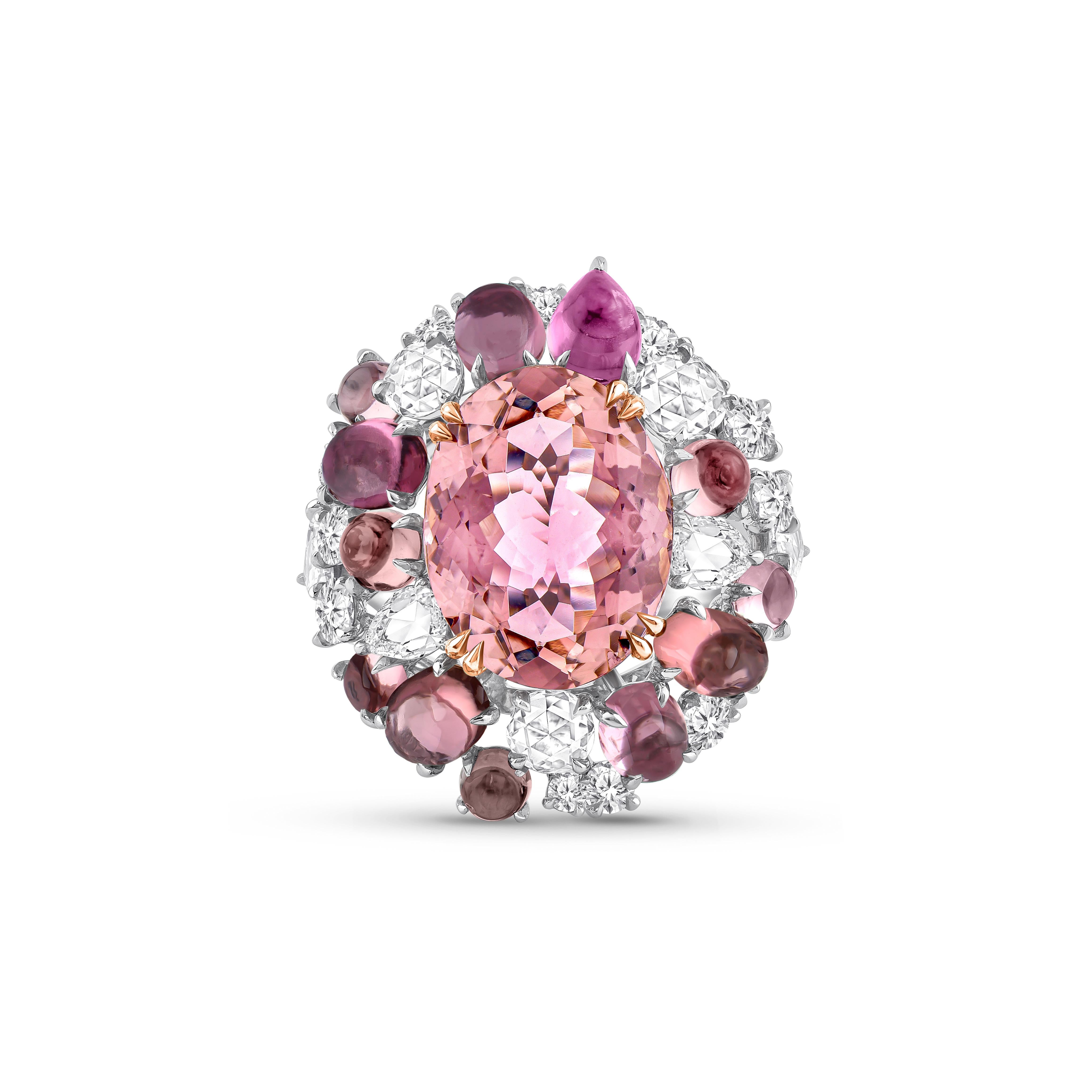 Ispirato alla gioia di vivere una cascata, questo anello con diamanti a grappolo è tempestato da un bellissimo mix di diamanti taglio brillante e taglio rosa: 79 diamanti taglio brillante, 1 ovale taglio rosa, 1 pera taglio rosa, 1 rotondo taglio