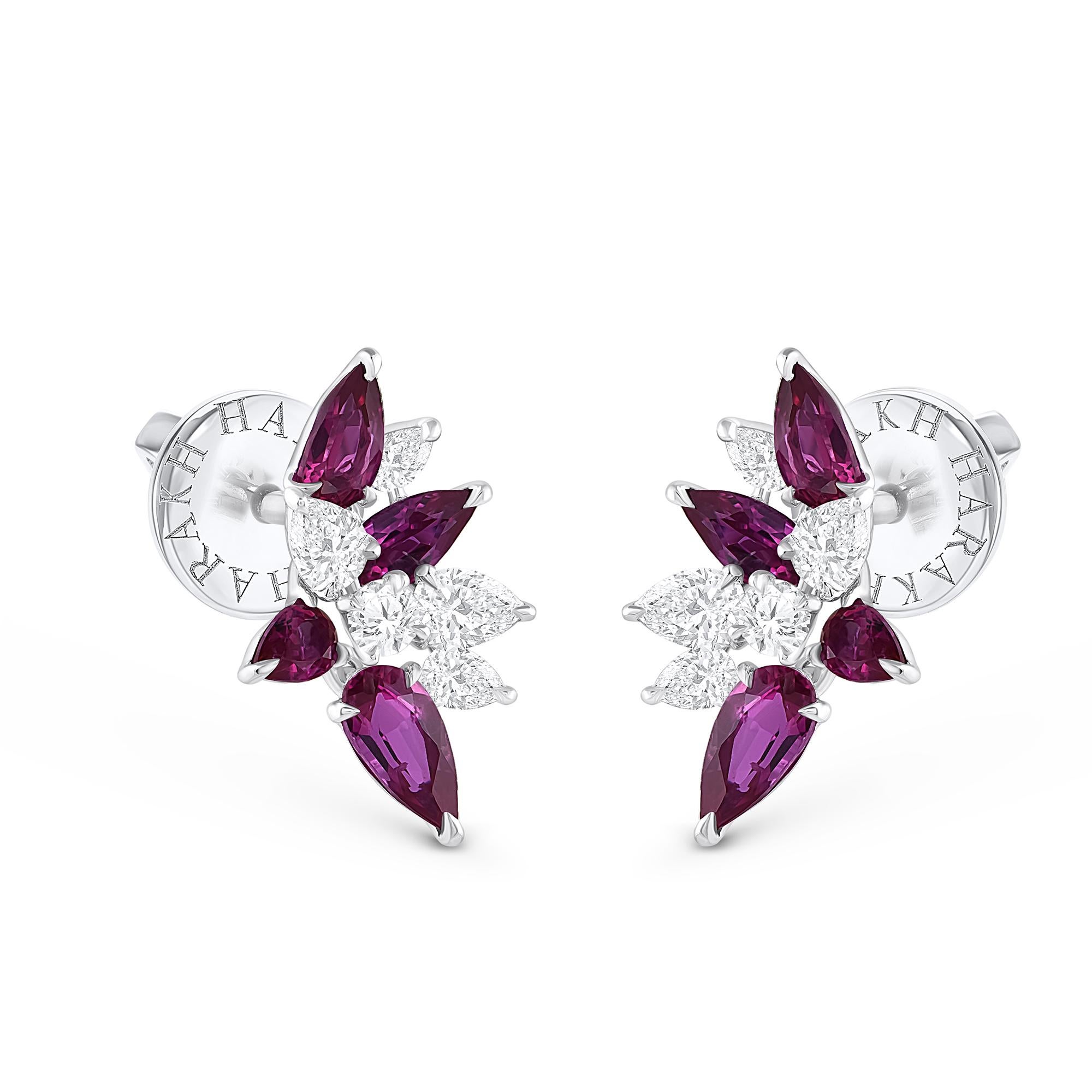 Inspirados en la ALEGRÍA de experimentar una cascada de agua a borbotones, estos exquisitos y elegantes pendientes colgantes de la Colección Cascade están tachonados con 2 diamantes talla brillante, 8 diamantes talla pera y 8 rubíes que gotean