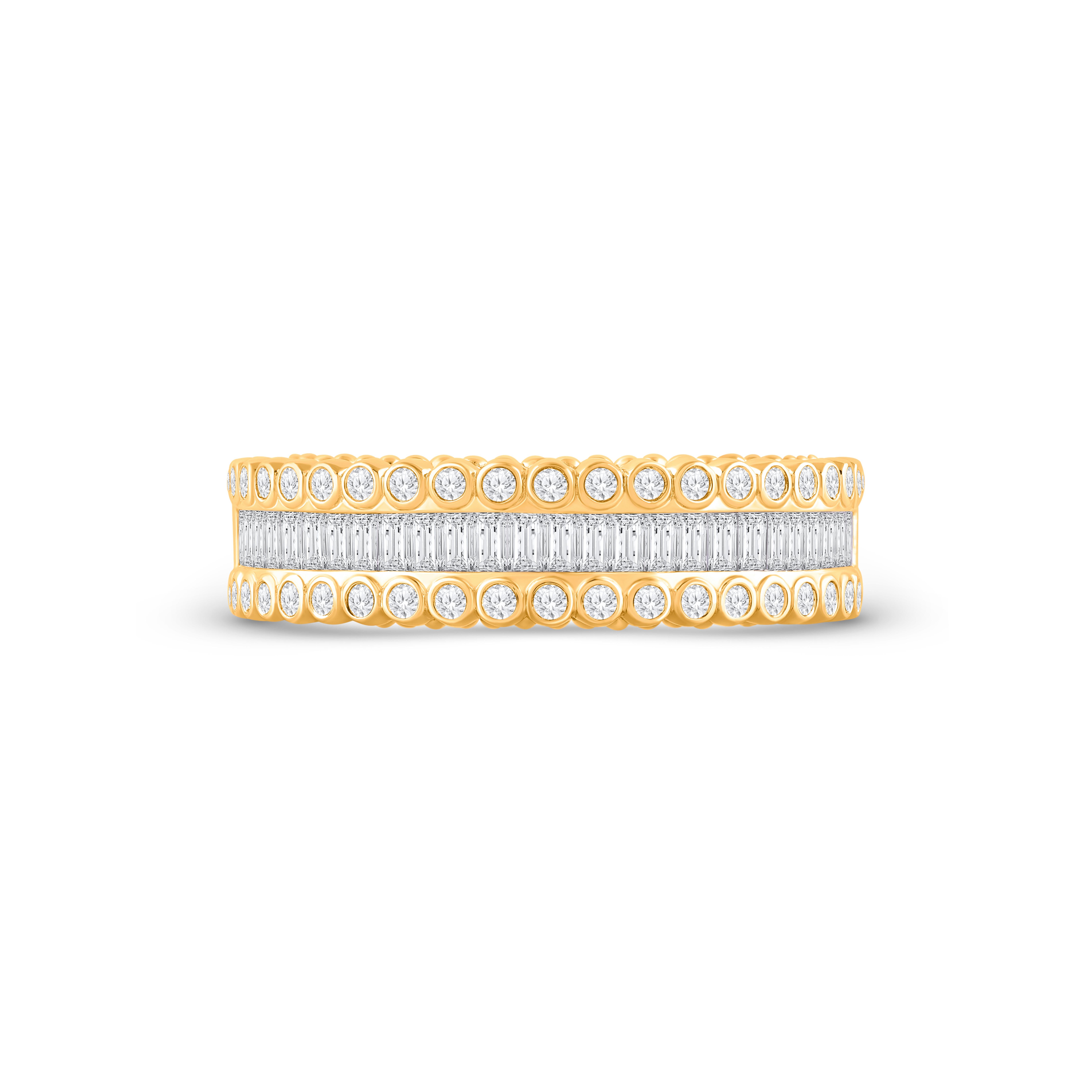 Inspirée par le voyage des rayons du soleil à travers l'espace et le temps pour illuminer notre monde, cette bague en diamant baguette est sertie de diamants baguettes naturels incolores. Une forme artisanale de broderie connue sous le nom de pota
