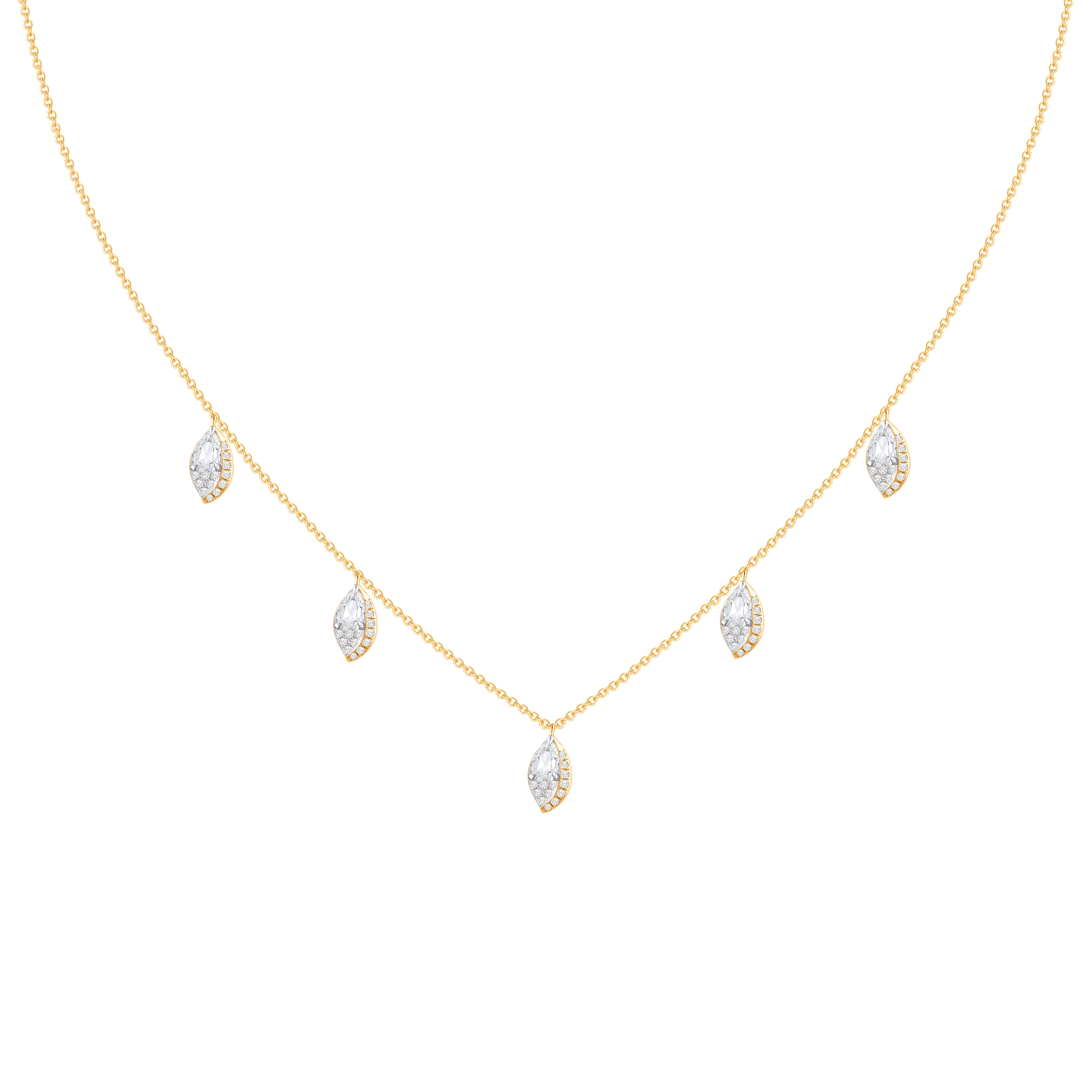 Inspiriert von der duftenden Frangipani-Blume, die Unsterblichkeit symbolisiert, besticht dieses wunderschöne Collier mit einem Mix aus Diamanten im Brillant- und Rosenschliff. Dieser aus 18-karätigem Gold gefertigte Anhänger erblüht mit dem zarten