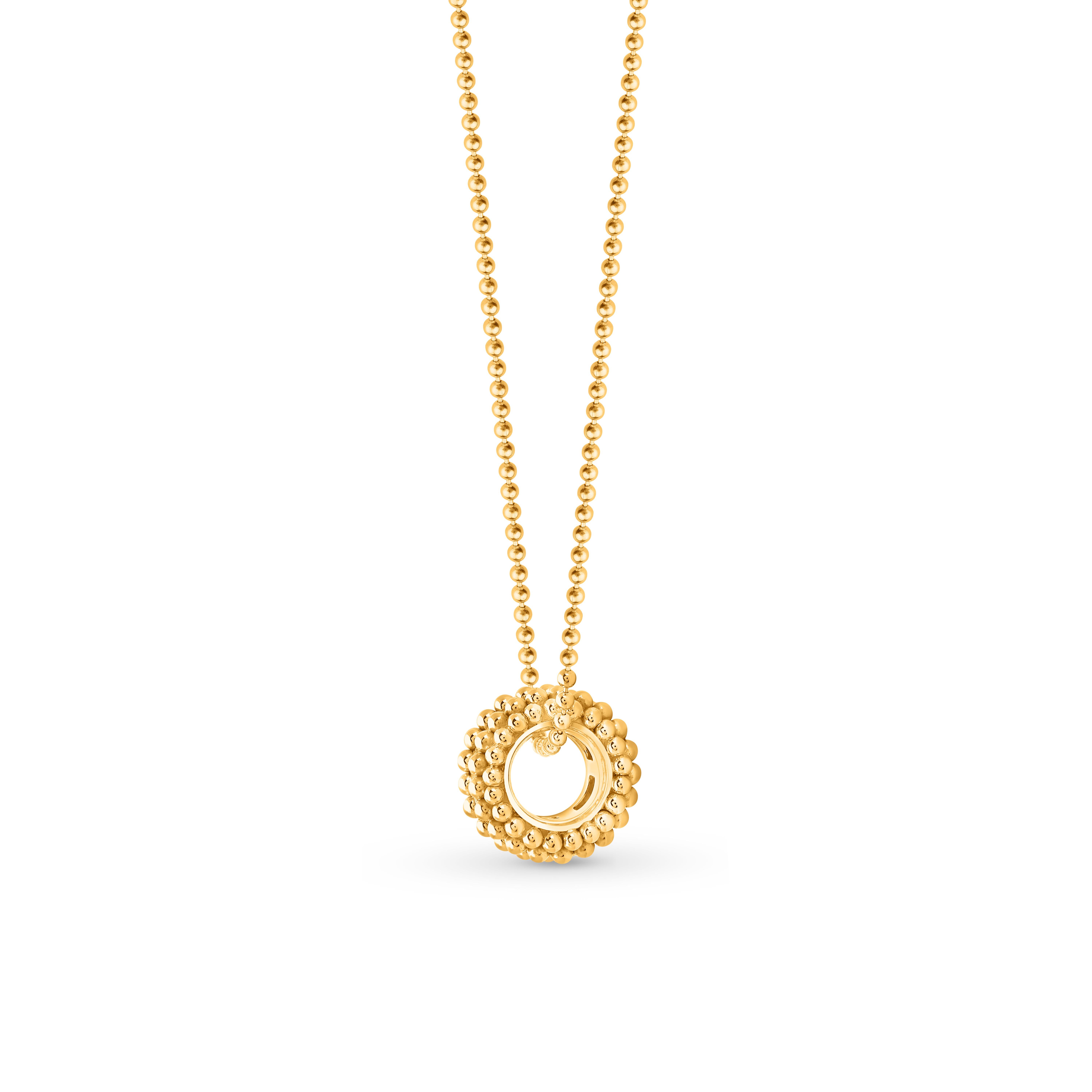 Inspiré par le voyage des rayons du soleil à travers l'espace et le temps pour illuminer notre monde, ce collier pendentif est serti de 20 diamants baguettes taille brillant. Une forme artisanale de broderie connue sous le nom de pota est recréée
