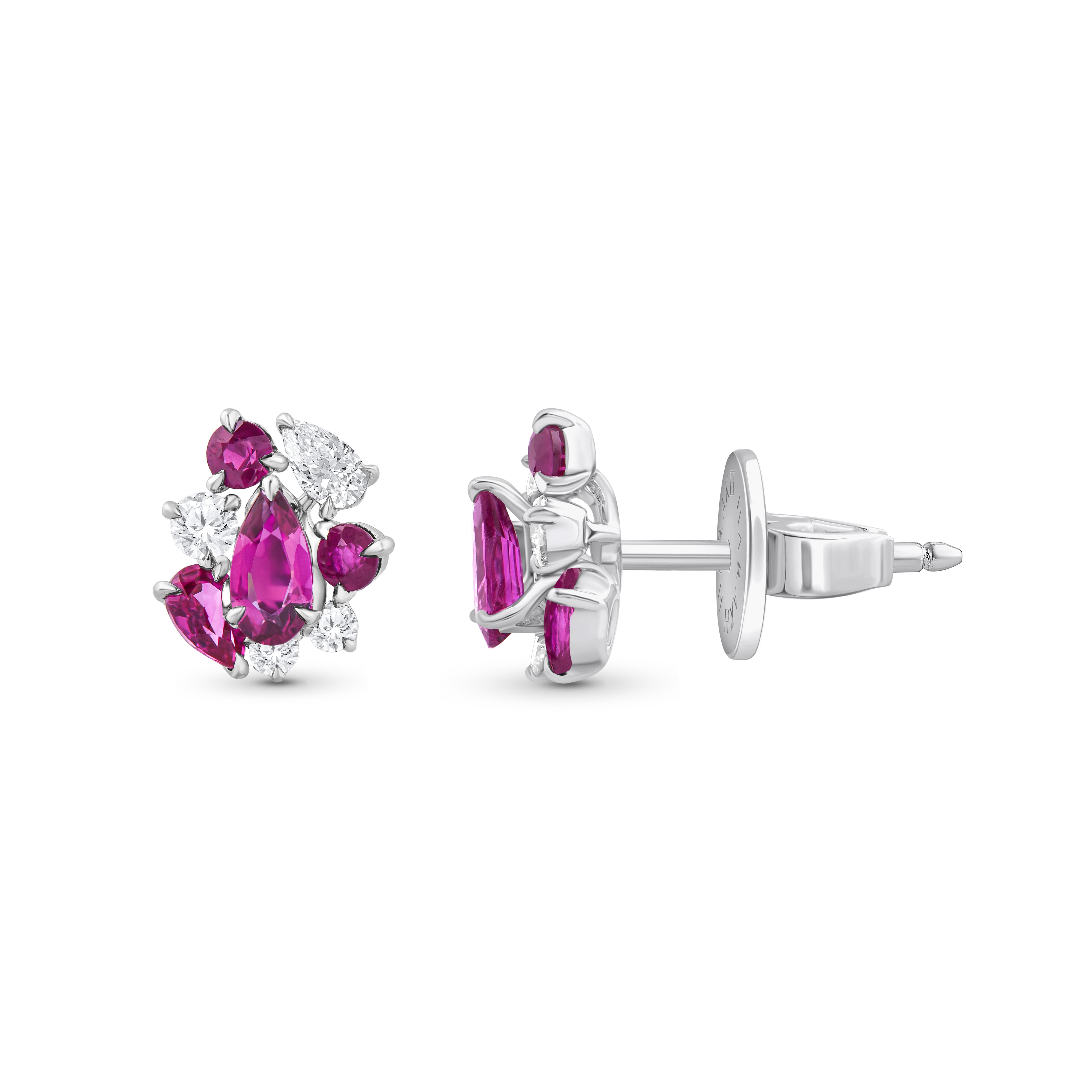 Diese exquisiten und eleganten Ohrstecker aus der Collection'S Cascade sind von der Freude an einem rauschenden Wasserfall inspiriert. Sie sind mit 2 runden Diamanten im Birnenschliff und 6 runden Brillanten sowie 4 runden Rubinen und 4