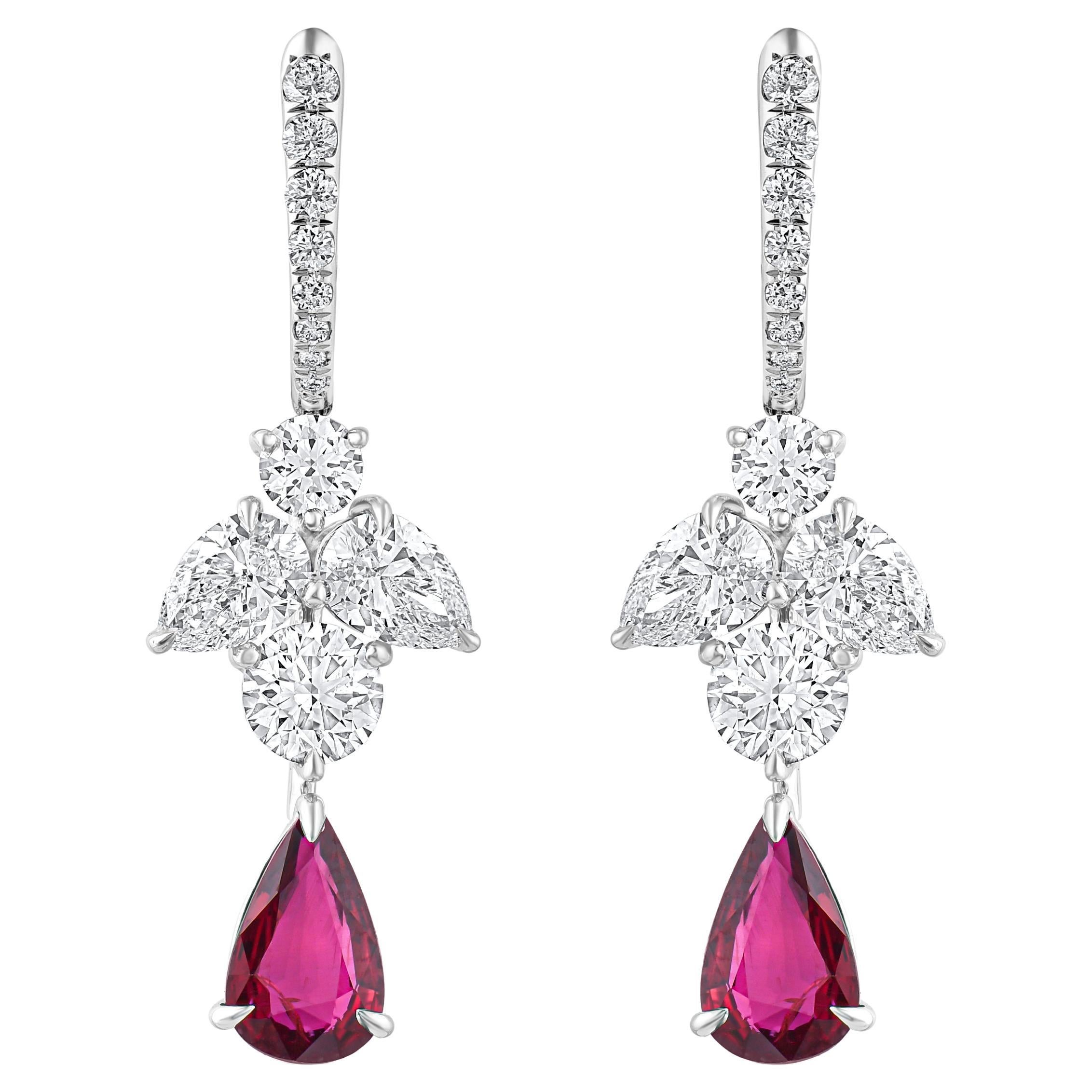 HARAKH Ohrringe mit 3 Karat farblosen Diamanten im Brillantschliff und Rubin-Edelsteinen