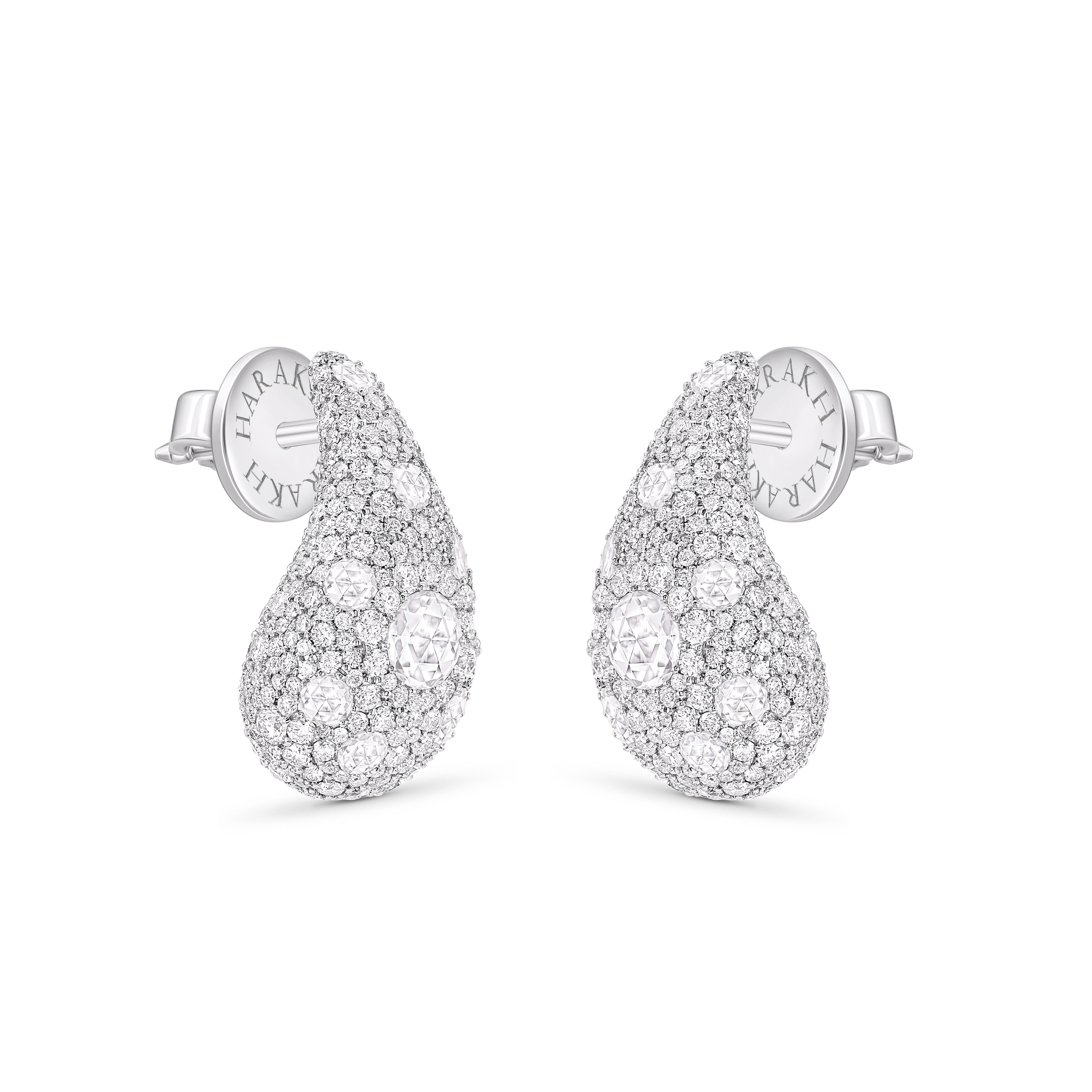 Inspiriert von der Freude an einem rauschenden Wasserfall sind diese exquisiten und eleganten Ohrstecker aus der Collection'S Cascade mit Diamanten im Brillantschliff besetzt, die sanft herabtropfen.

Diese wunderschön gestalteten Ohrringe verleihen