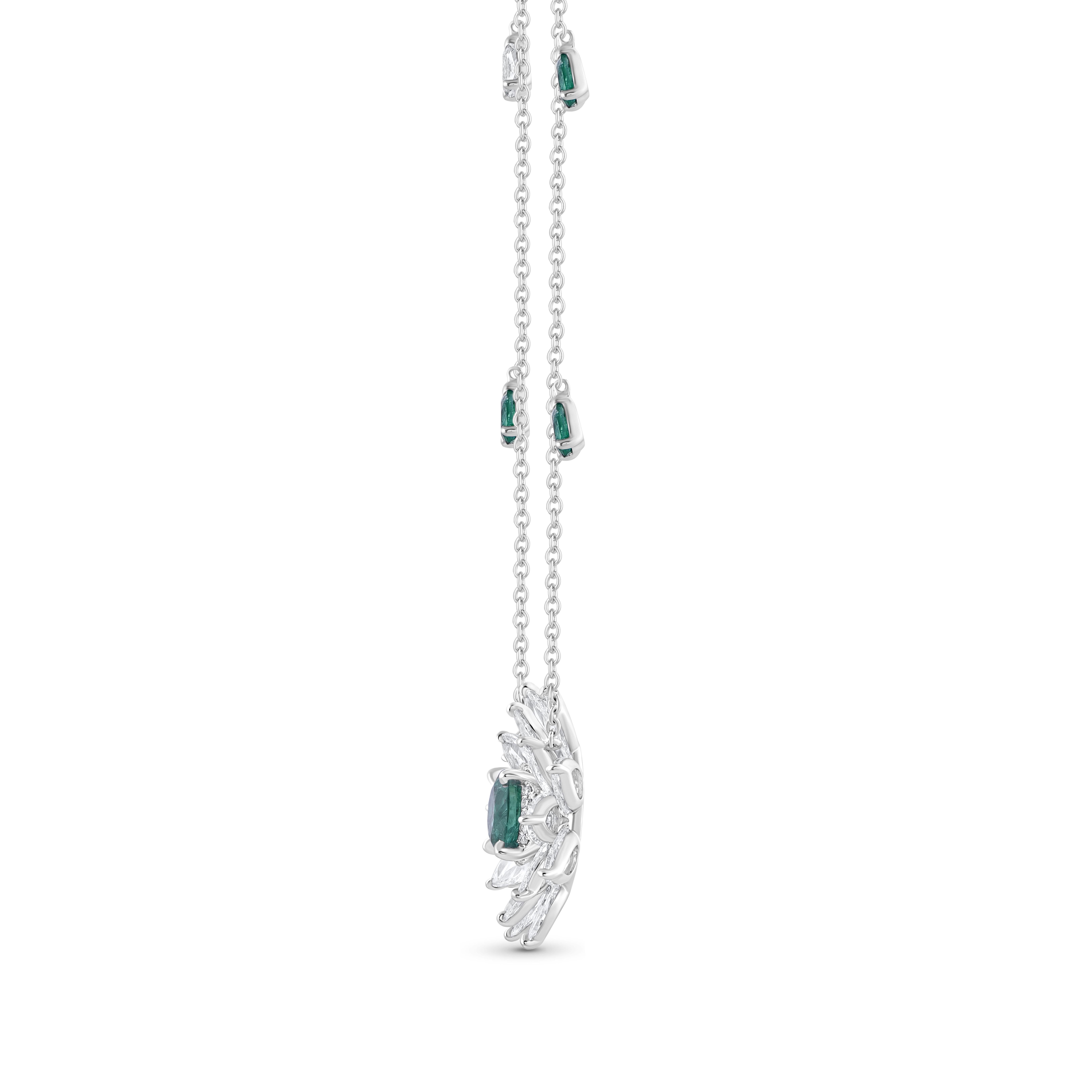 Inspiriert von der Freude eines rauschenden Wasserfalls ist dieser exquisite und elegante Anhänger aus der Cascade Collection mit einem natürlichen grünen Smaragd und einer zarten Anordnung von Diamanten im Brillant- und Rosenschliff verziert, die