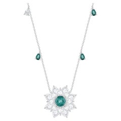 Collana in oro 18 carati con 3 carati di diamanti incolori e petali di smeraldo a cascata di Harakh