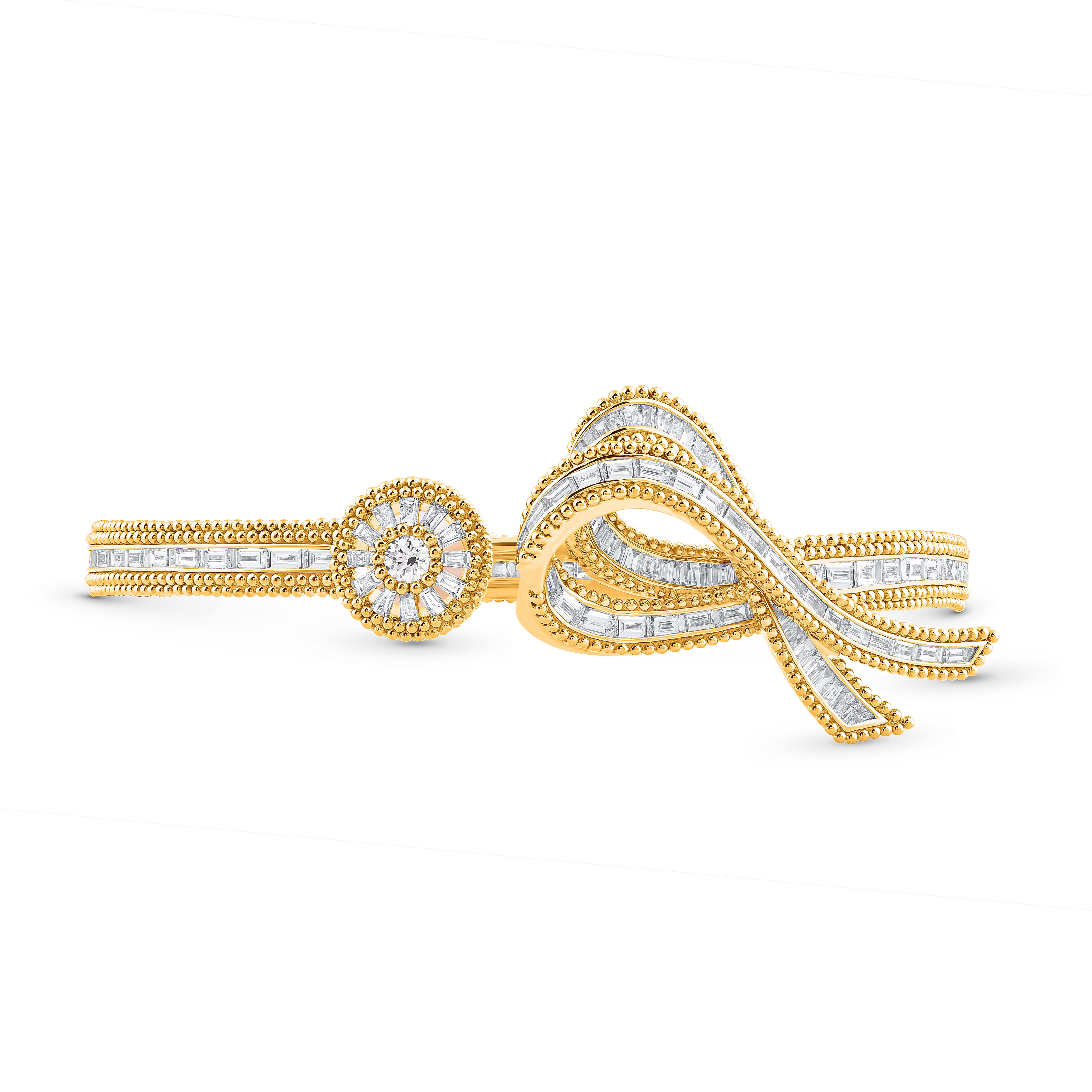 Inspiré par le voyage des rayons du soleil à travers l'espace et le temps pour illuminer notre monde, cet exquis bracelet est composé de 135 diamants baguettes brillants et d'un diamant rond brillant de taille naturelle. Il rayonne de l'éclat et de