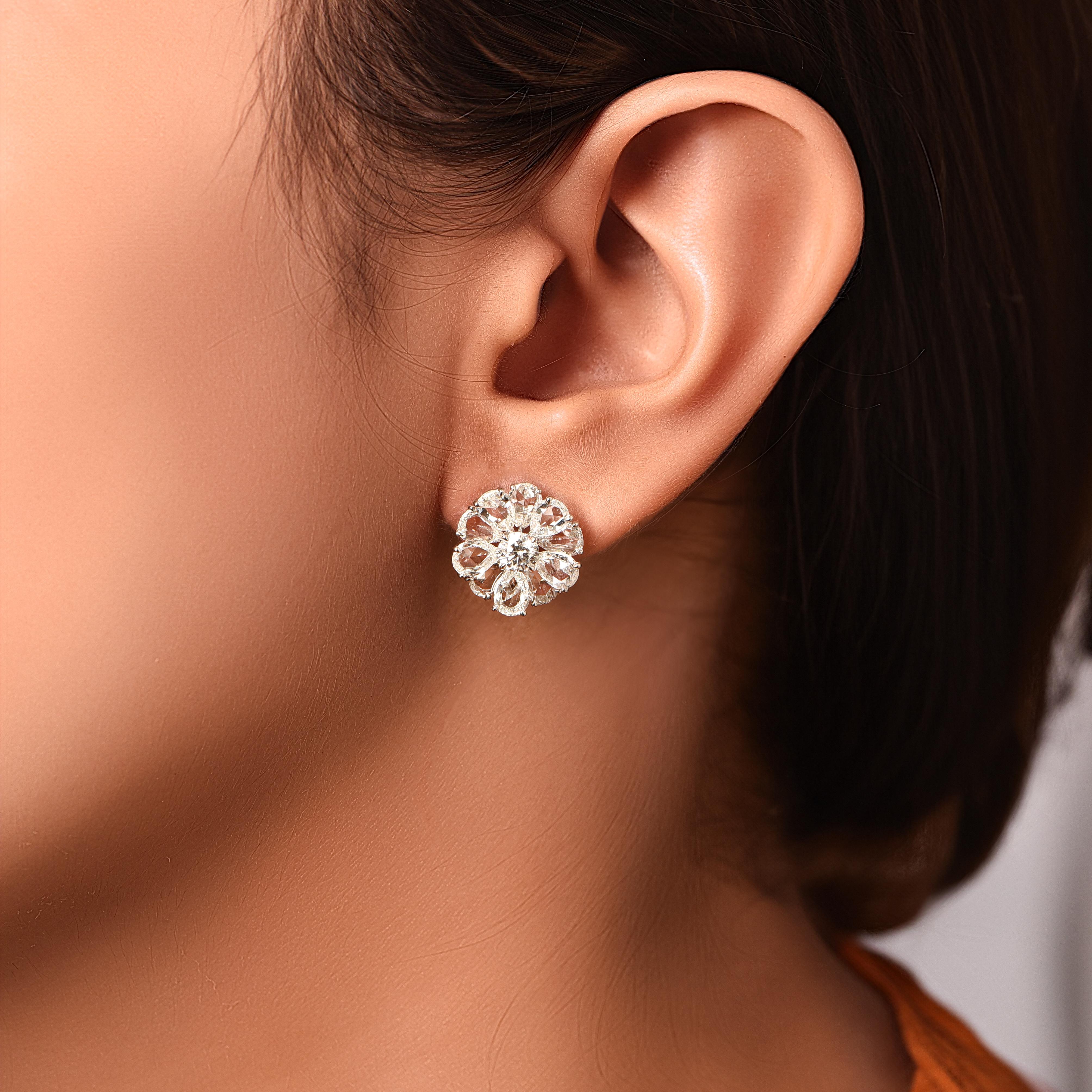 Inspiriert von der Freude, einen rauschenden Wasserfall zu erleben, sind diese exquisiten und eleganten Ohrringe aus der Collection'S Cascade mit 2 Brillanten und 20 Birnen-Diamanten im Rosenschliff besetzt, die zart tropfen.

Diese wunderschön