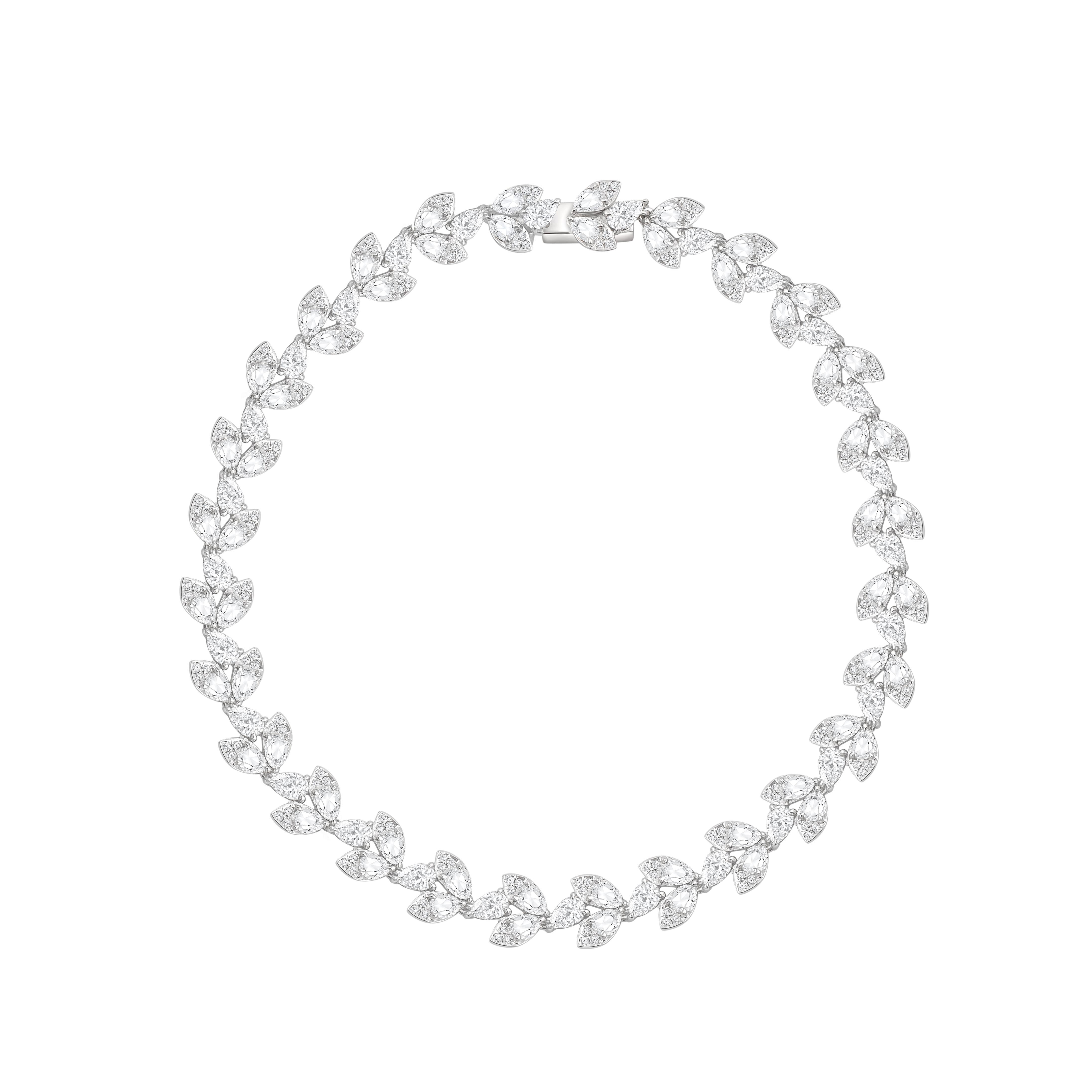 Ispirato al profumato fiore di frangipani che simboleggia l'immortalità, questo bracciale dallo stile classico è tempestato da un mix di diamanti taglio brillante e taglio rosa.

Realizzato con precisione con i diamanti più pregiati, questo