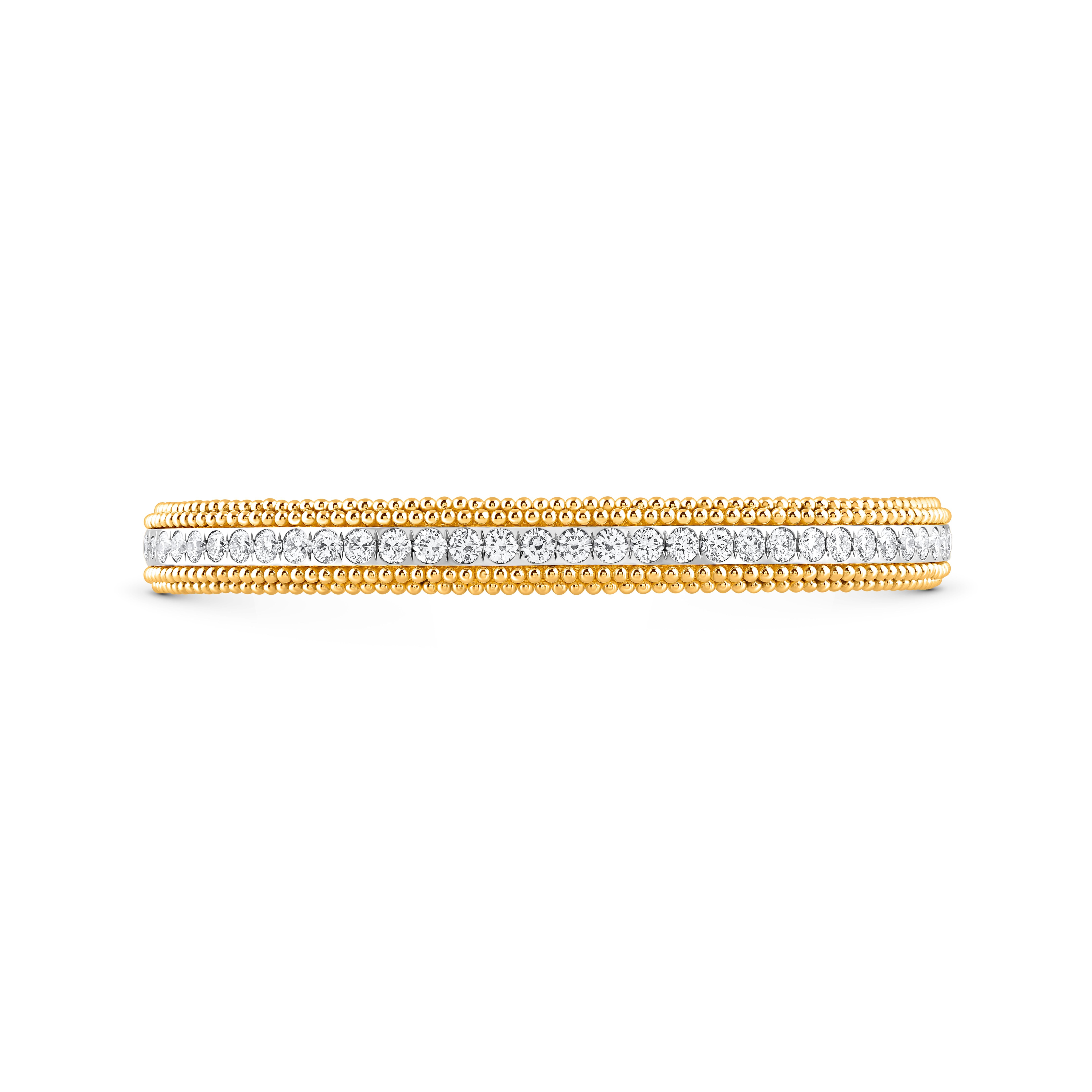 Inspirado en el viaje de los rayos del sol a través del espacio y el tiempo para iluminar nuestro mundo, este brazalete redondo está salpicado de diamantes talla brillante y baguette. Una forma artesanal de bordado conocida como Pota se recrea