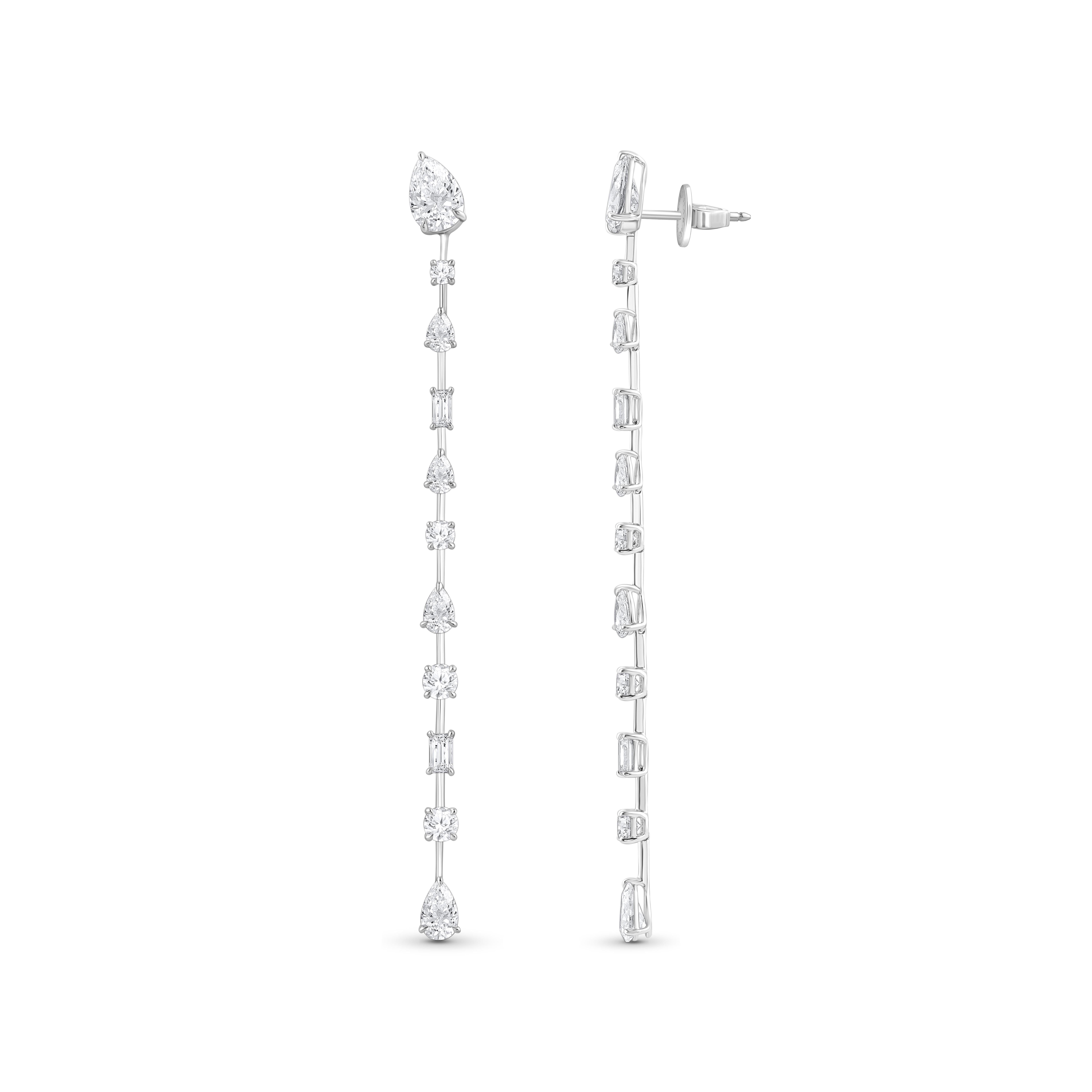 Inspiriert von der Magie des Tanzes in einem lang ersehnten Monsun, zeigen die Raindrop Sonnet Ohrringe ein modernes baumelndes Design, das mit farblosen Naturdiamanten im Rund- und Birnenschliff verziert ist. Sorgfältig aus 18 Karat Weißgold